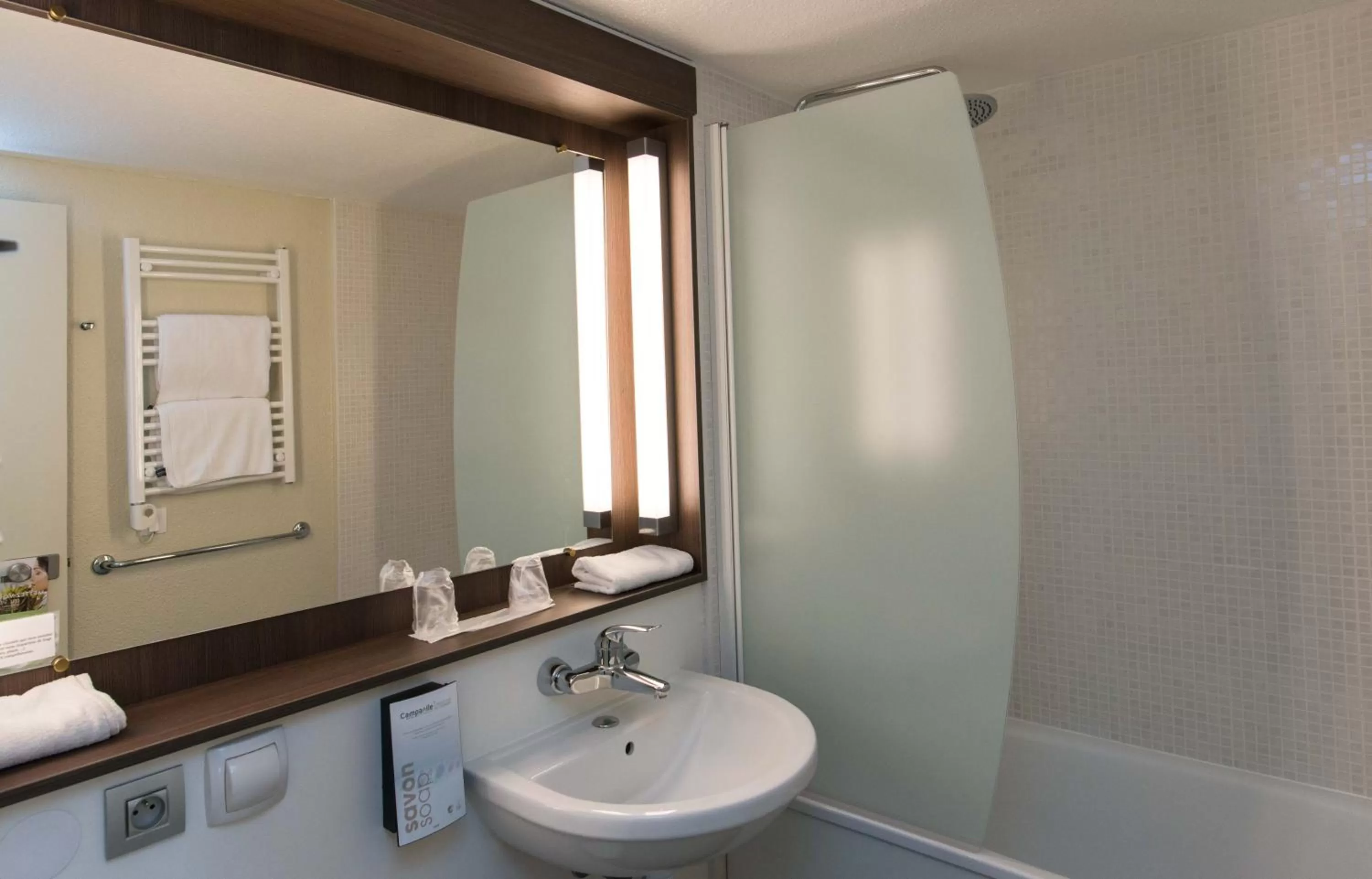 Bathroom in Campanile Deauville Saint-Arnoult