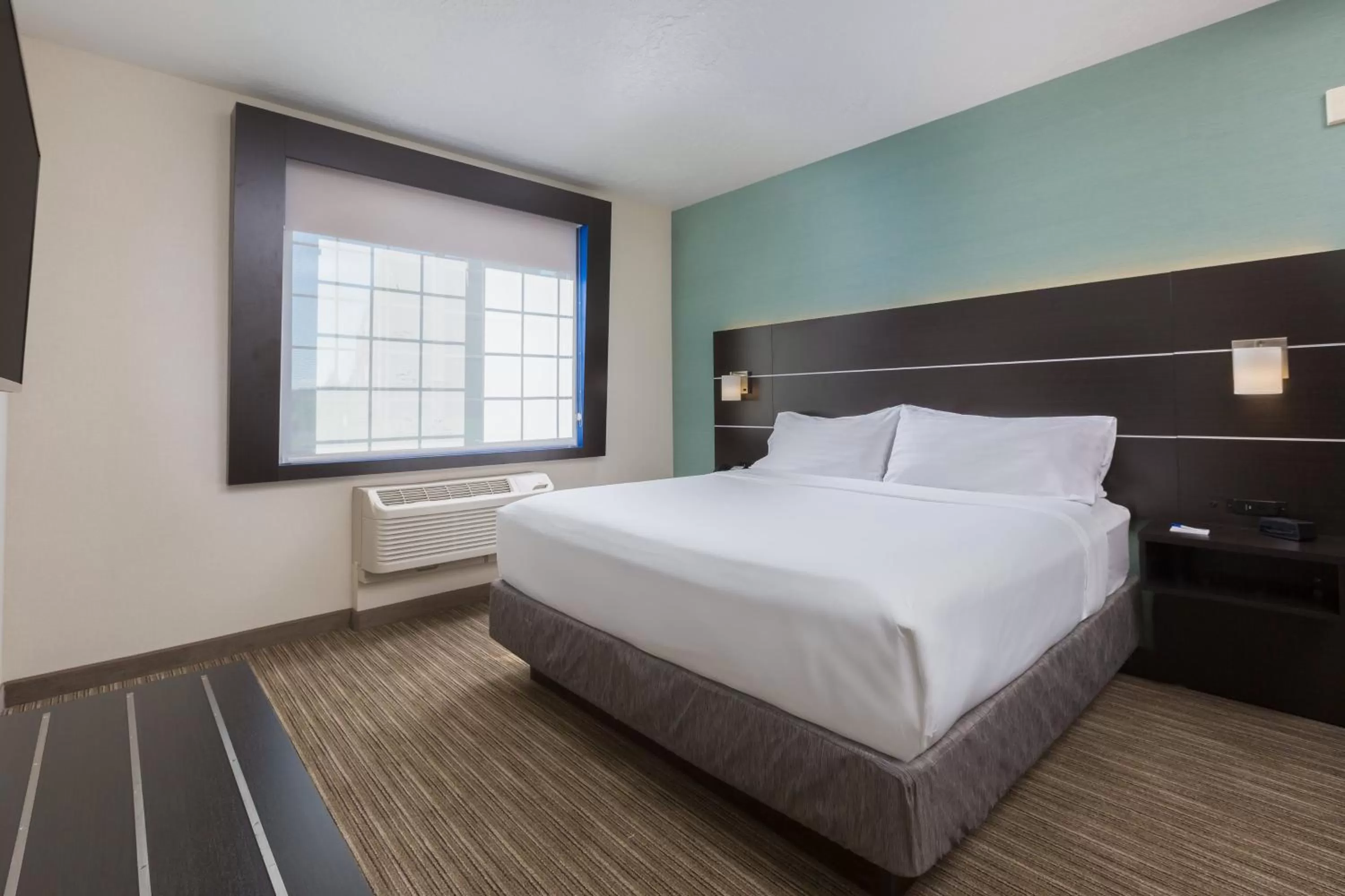 Photo of the whole room, Bed in Holiday Inn Express Hotel & Suites Eugene Downtown - University by IHG