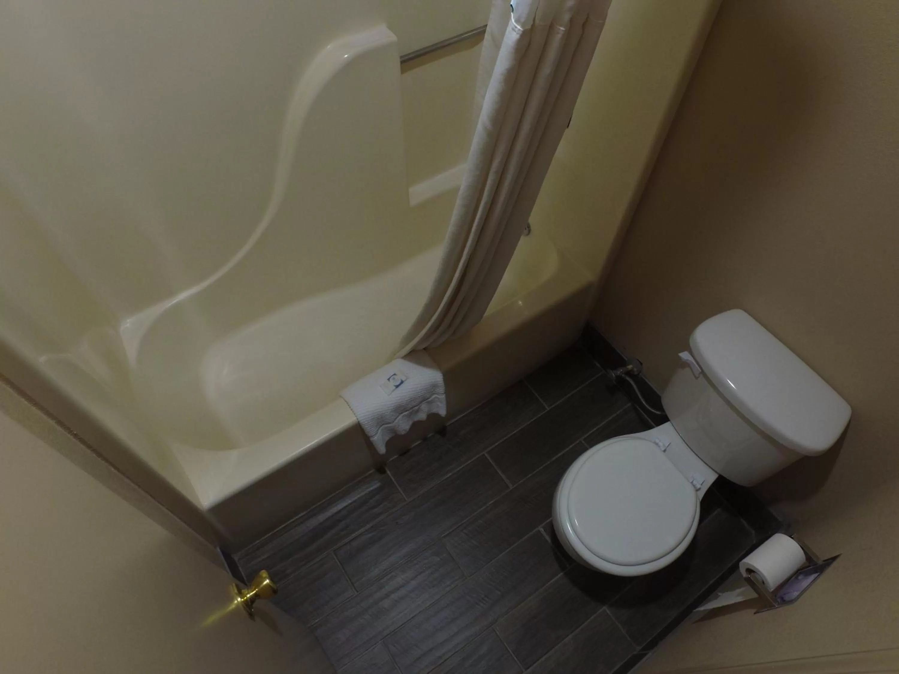 Bathroom in Cross Road Motel