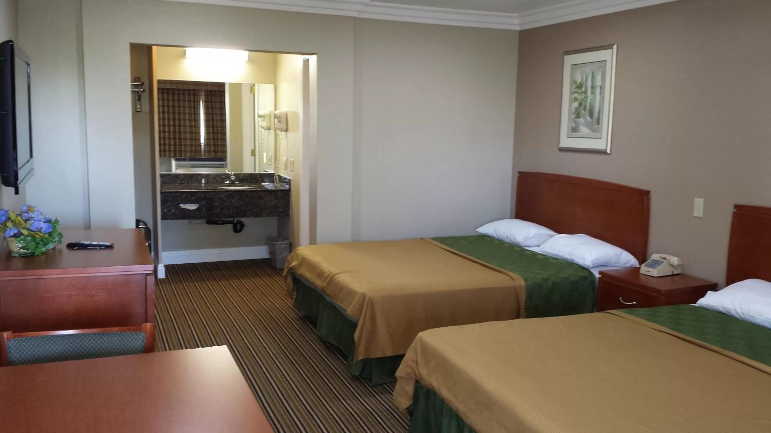 Photo of the whole room, Bed in Regency Inn