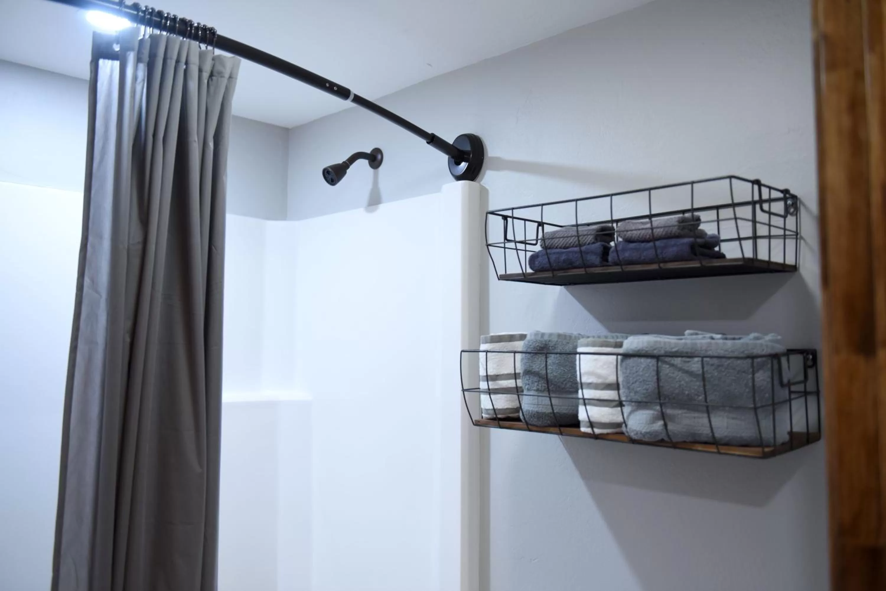 Bathroom, Bed in Heidi Motel - Helen