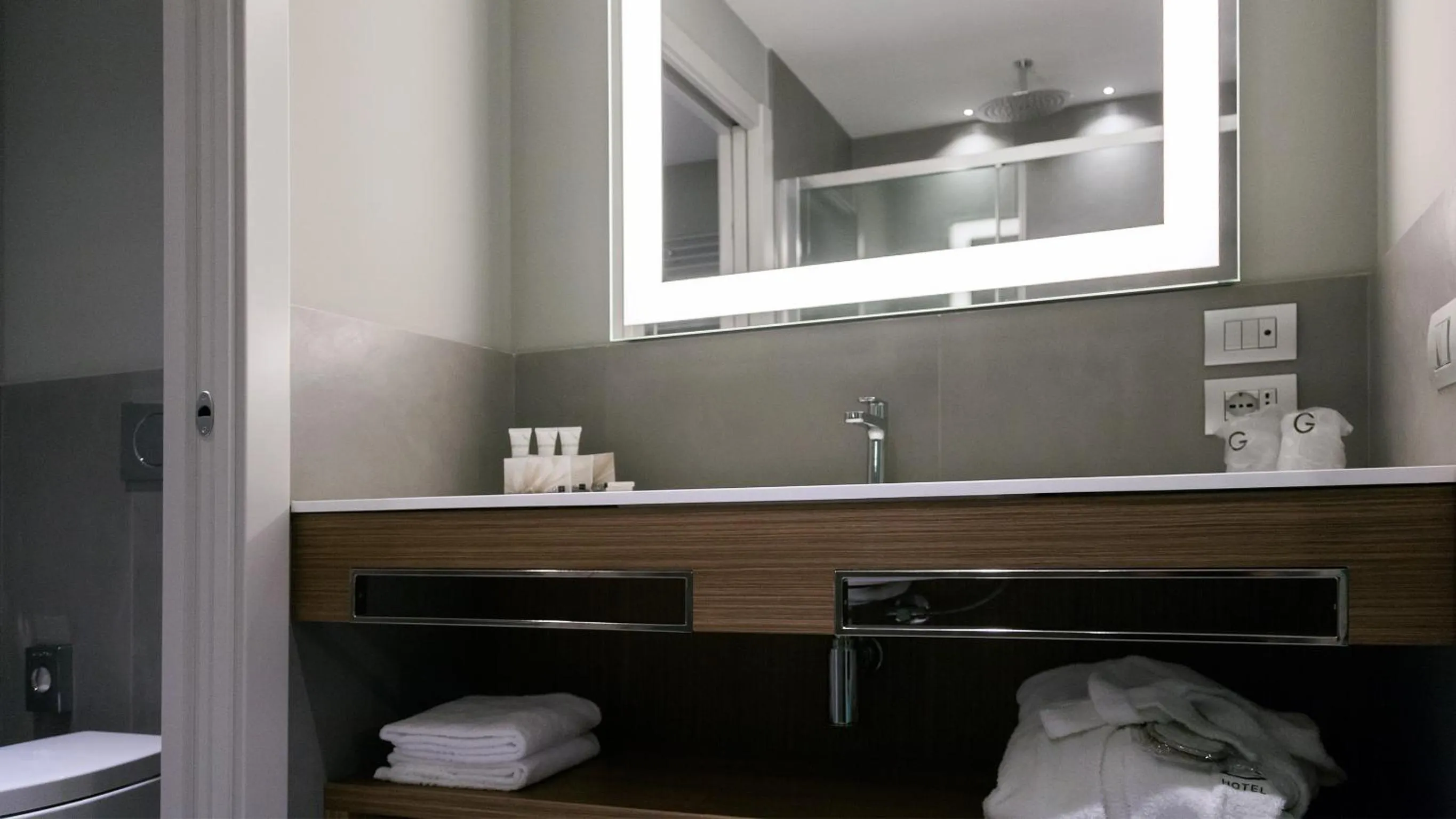 Toilet in G Hotel Pescara