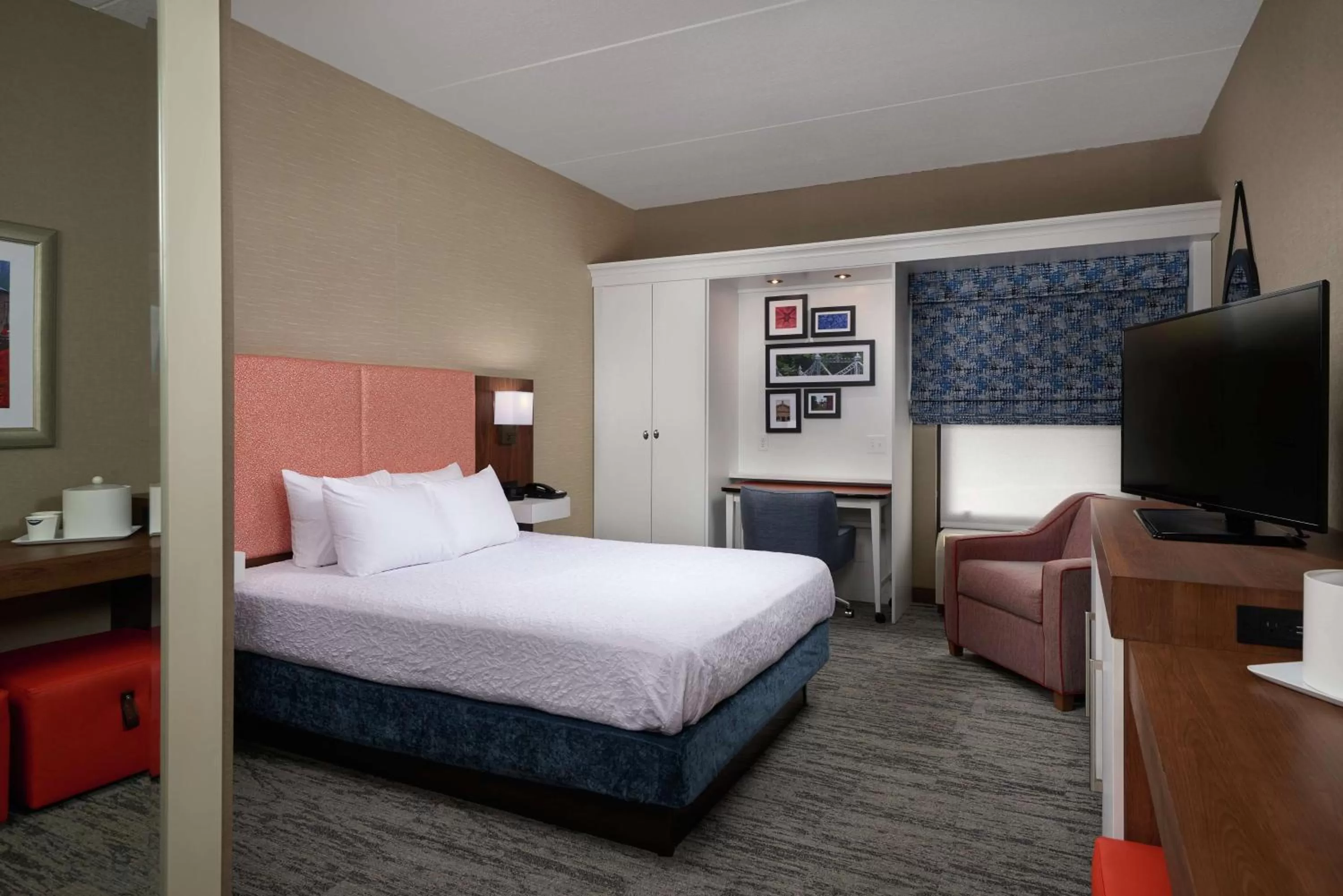 Bedroom, Bed in Hampton Inn by Hilton Youngstown-West I-80