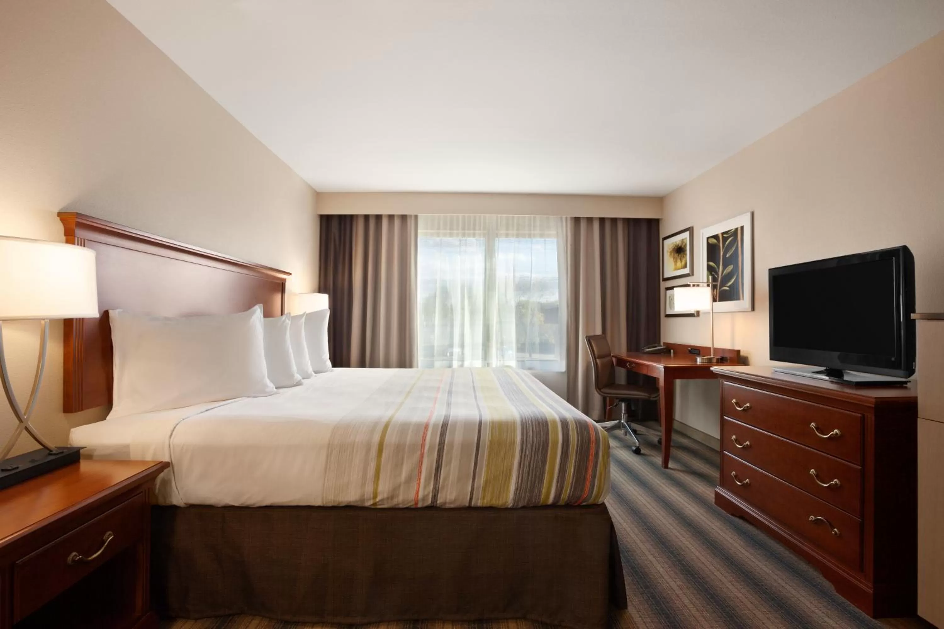 TV and multimedia, Bed in Country Inn & Suites by Radisson Roseville - St Paul