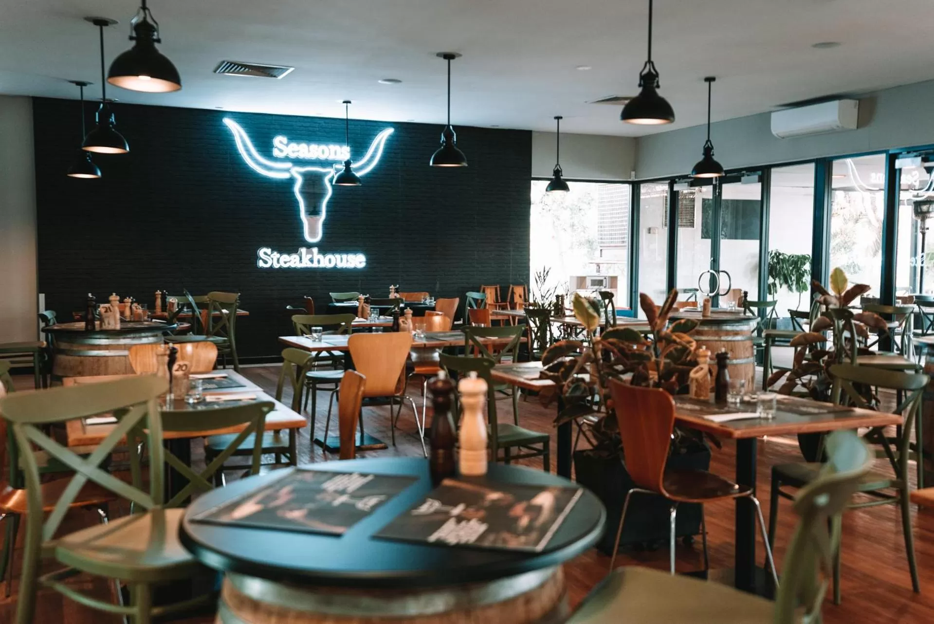 Restaurant/places to eat in Seasons Hotel Newman