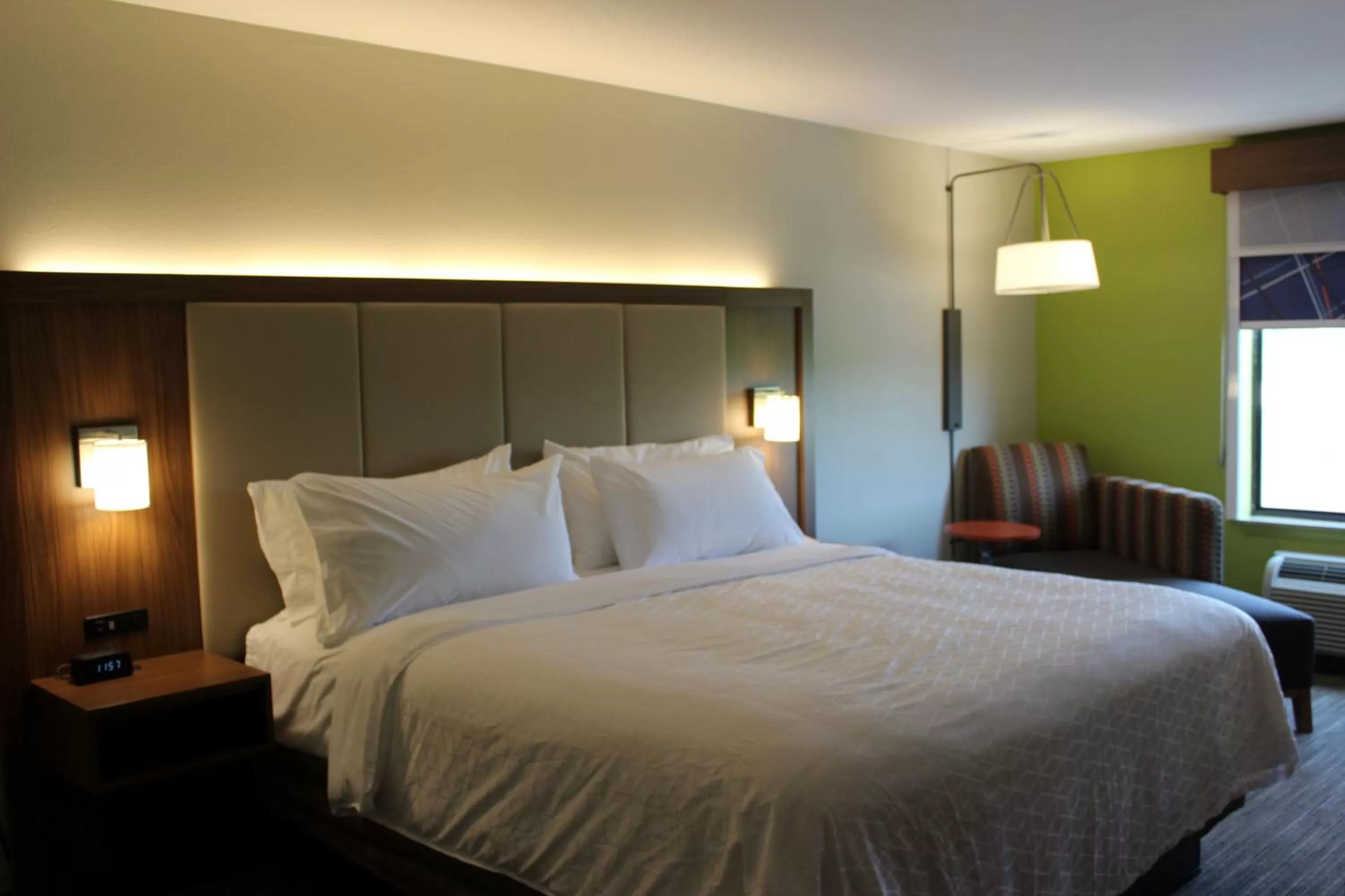 Photo of the whole room, Bed in Holiday Inn Express Forest City by IHG