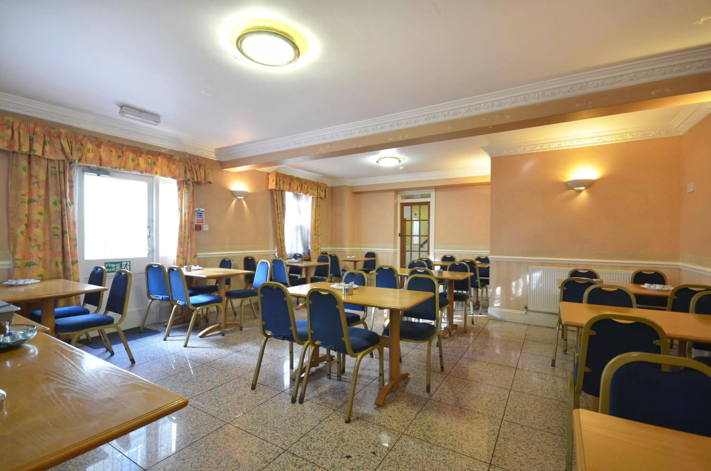 Restaurant/places to eat in White House Hotel