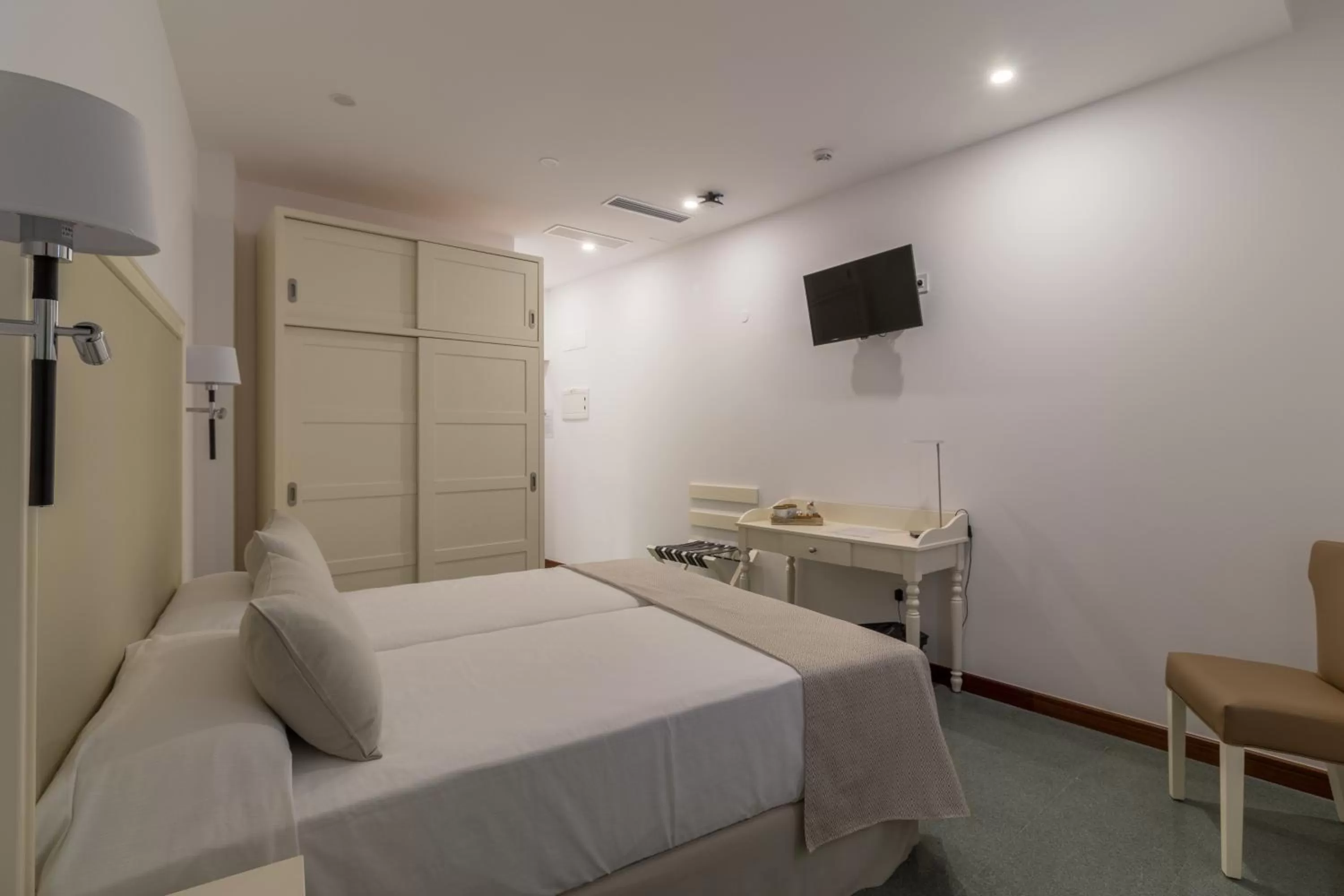 TV and multimedia, Bed in Hotel Emblemático Holiday Time