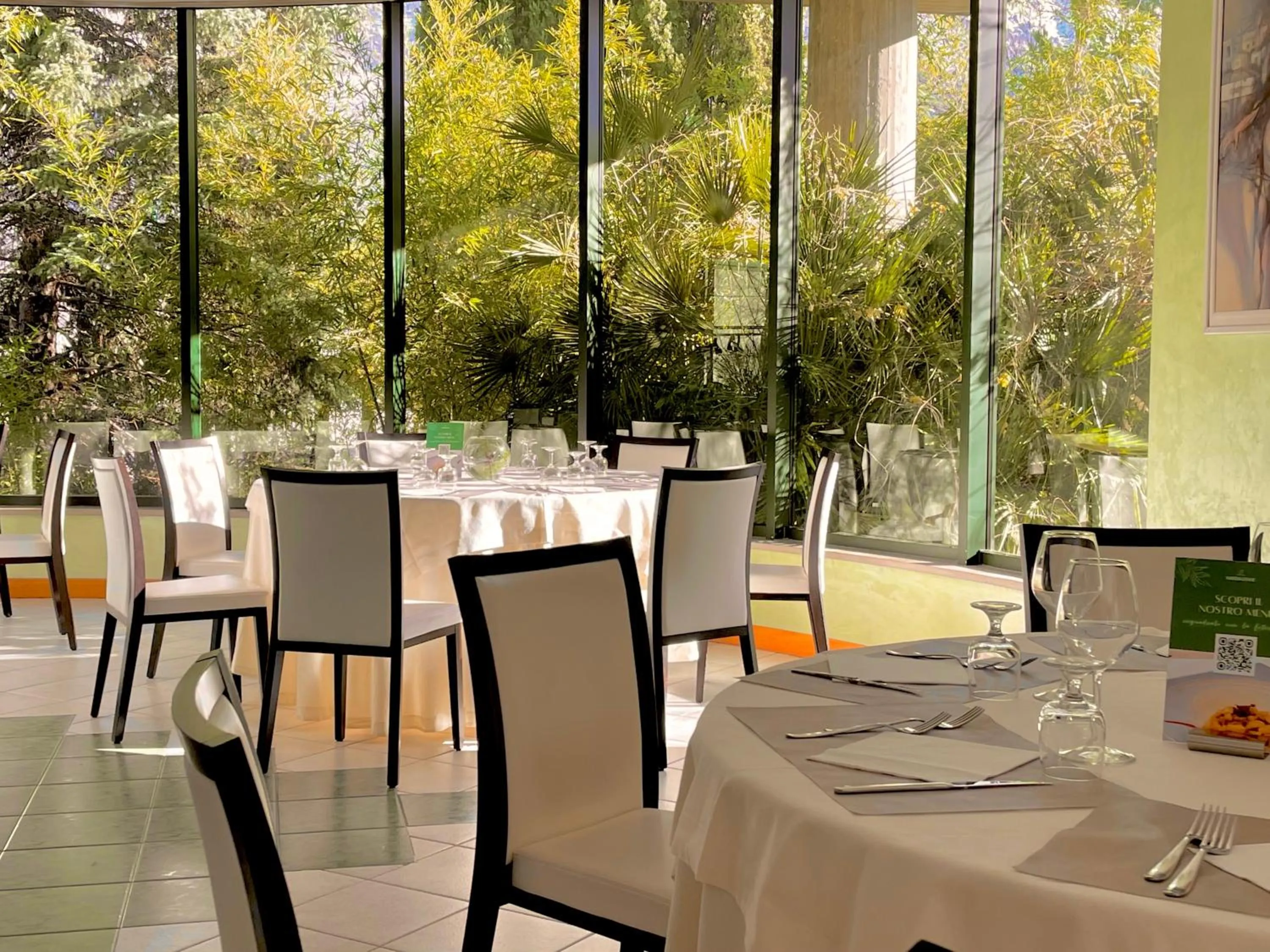 Restaurant/places to eat in Hotel Santacroce Meeting