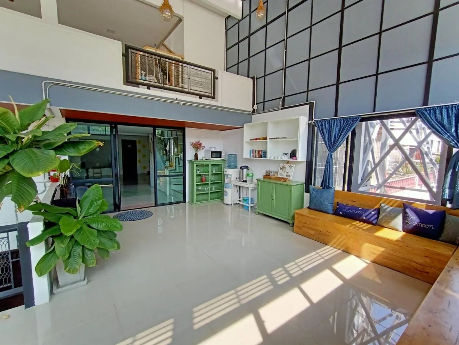 Communal lounge/ TV room in Lamoon Boutique Hotel