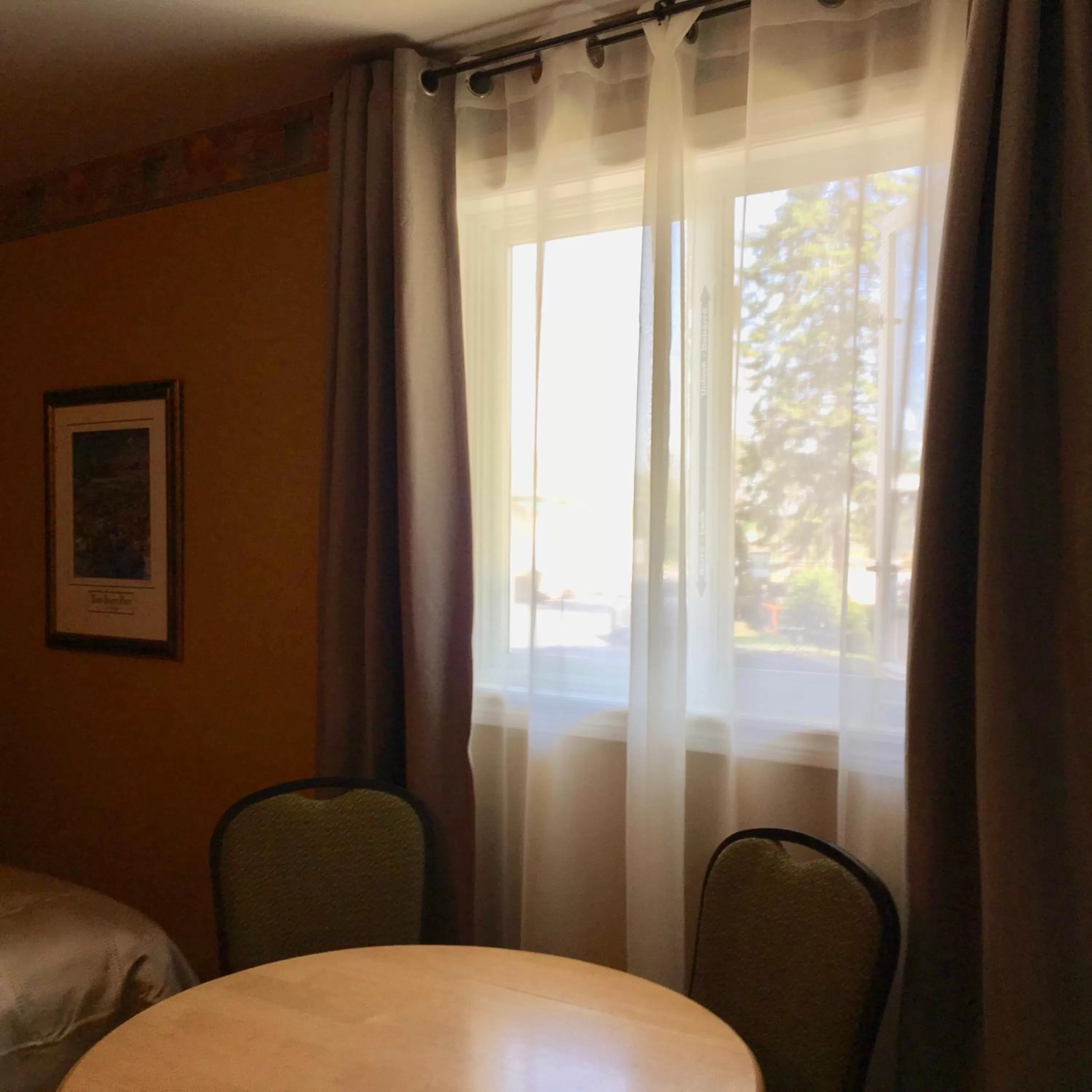 Photo of the whole room, Seating Area in Motel Des Cascades