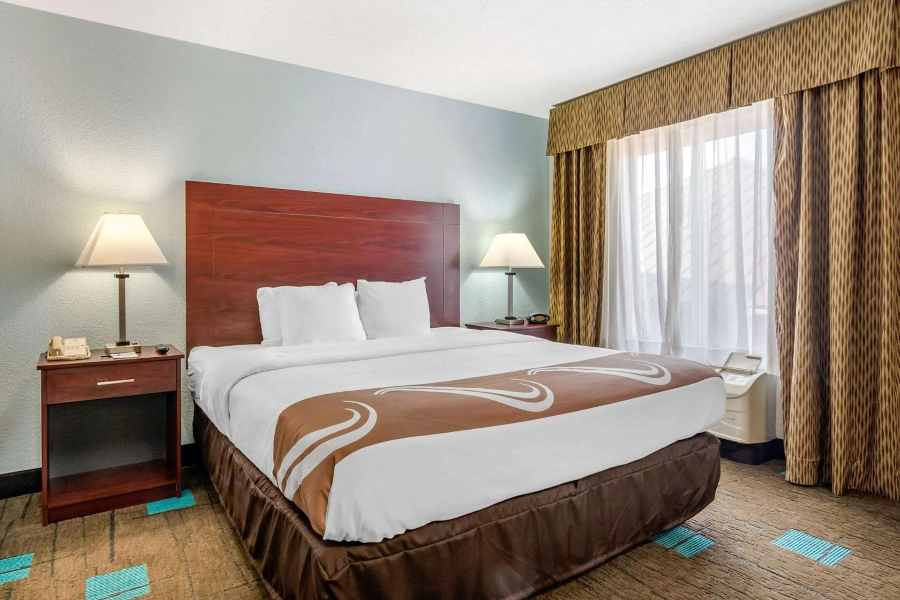 Photo of the whole room in Quality Suites Kansas City International Airport