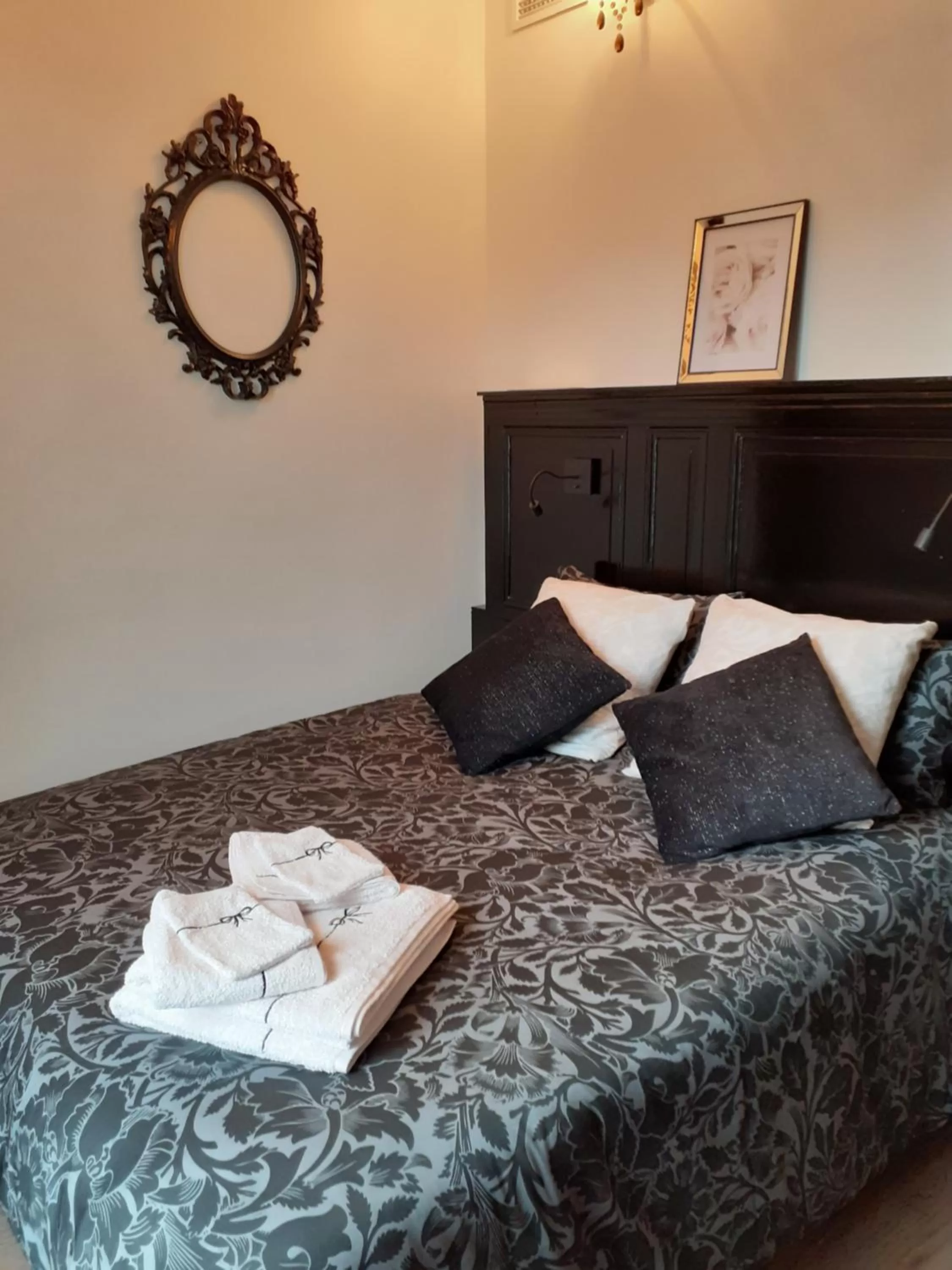 Photo of the whole room, Bed in La Belle Epoque & Spa - Maison d'hôtes