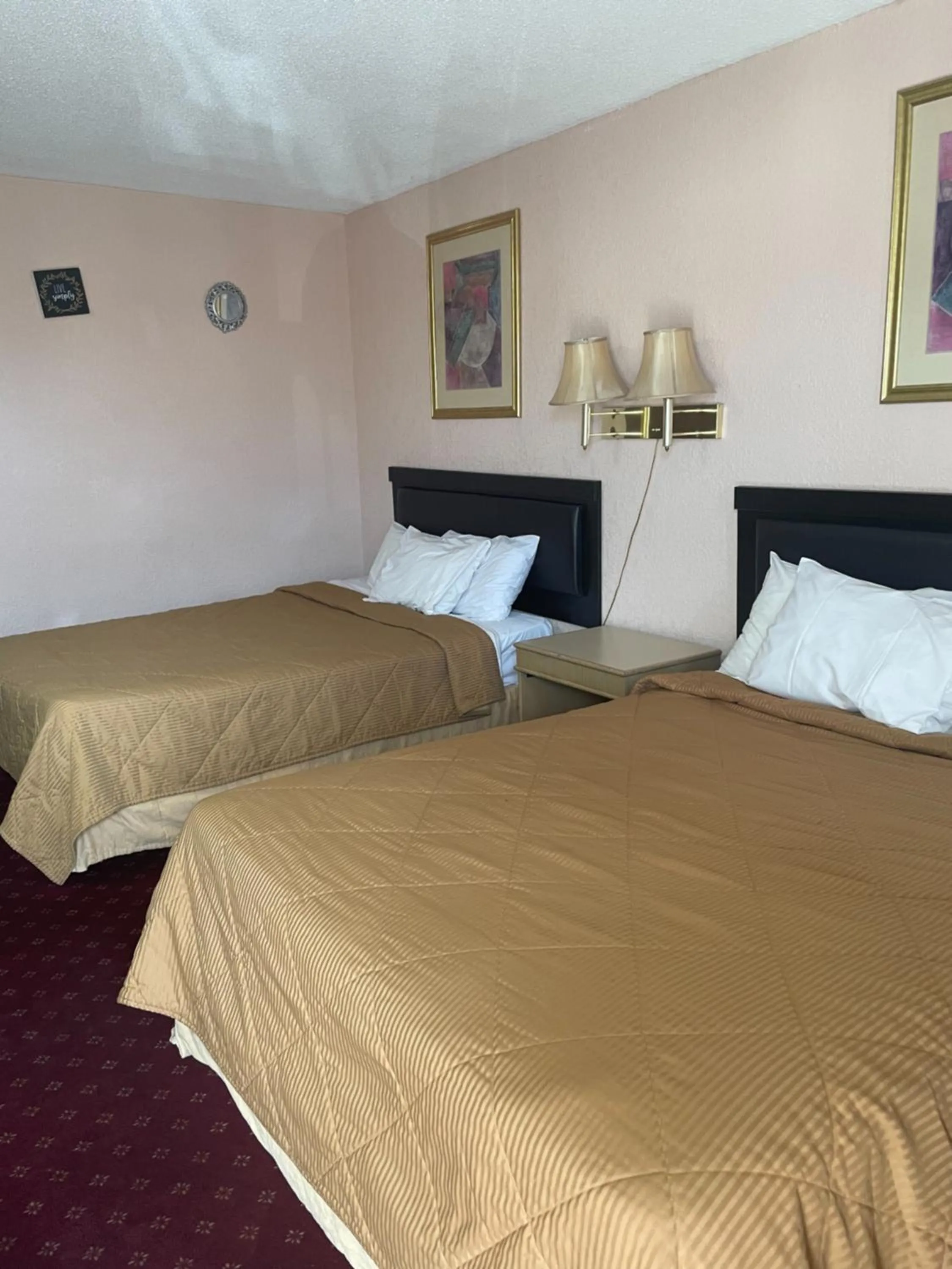 Bedroom, Bed in Niagara Lodge & Suites