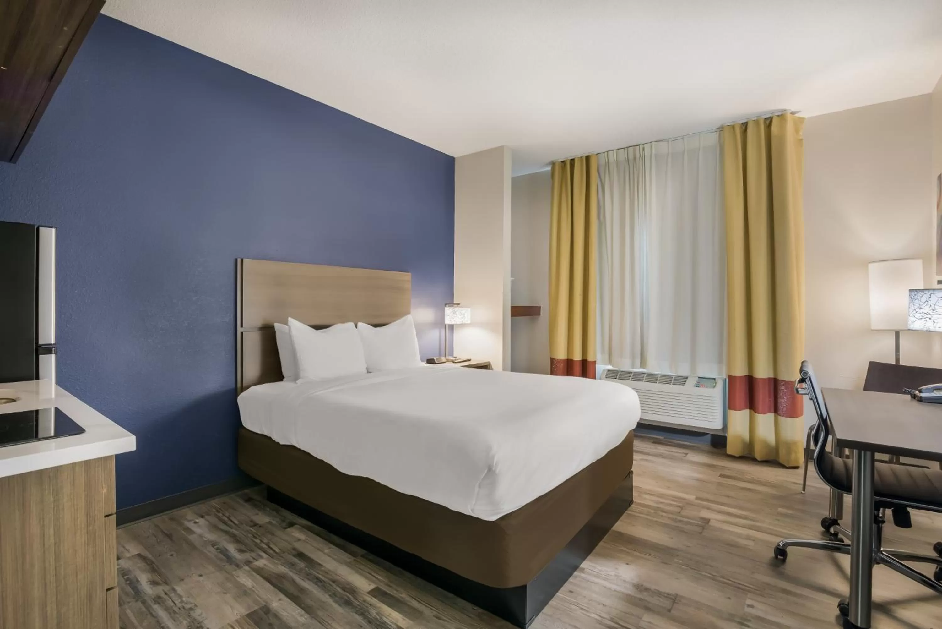 Efficiency Queen Suite with Roll-In Shower - Disability Access/Non Smoking in MainStay Suites Joliet I-55