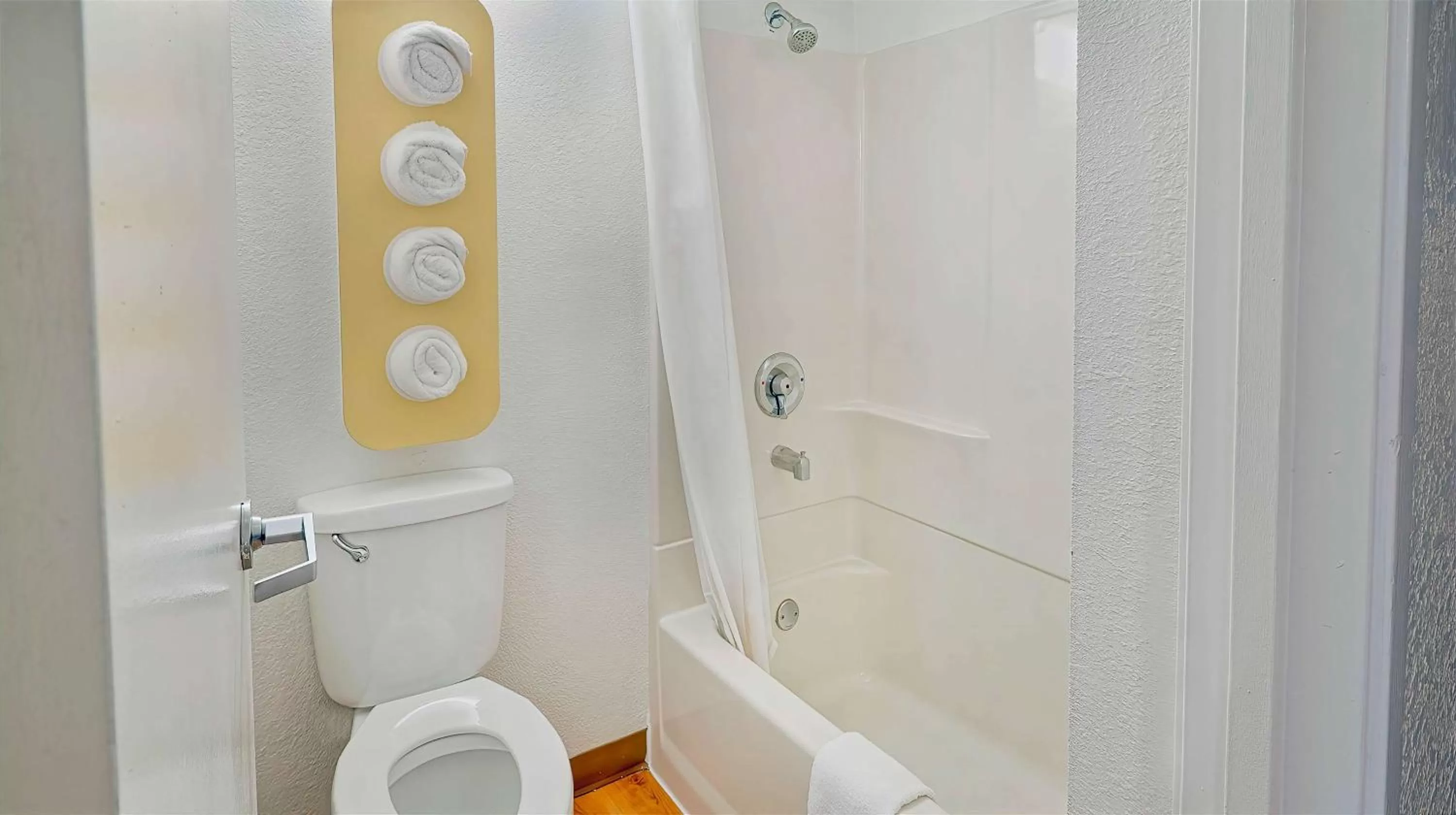 Bedroom in Motel 6-Los Angeles, CA - Los Angeles - LAX