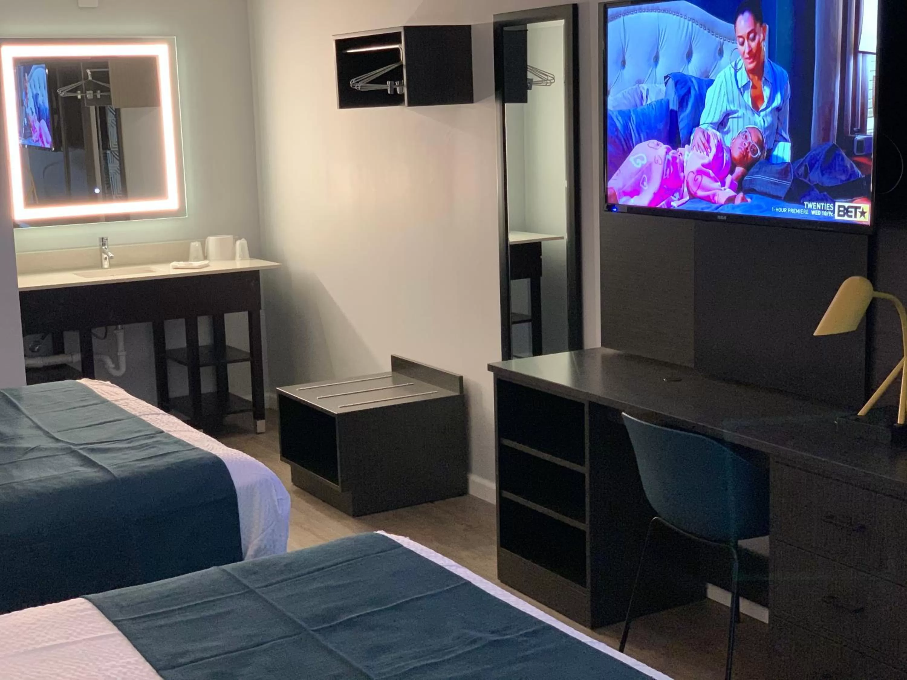 Bathroom, Bed in Motel 6 Louisville, Ky- Airport/ Fair Expo