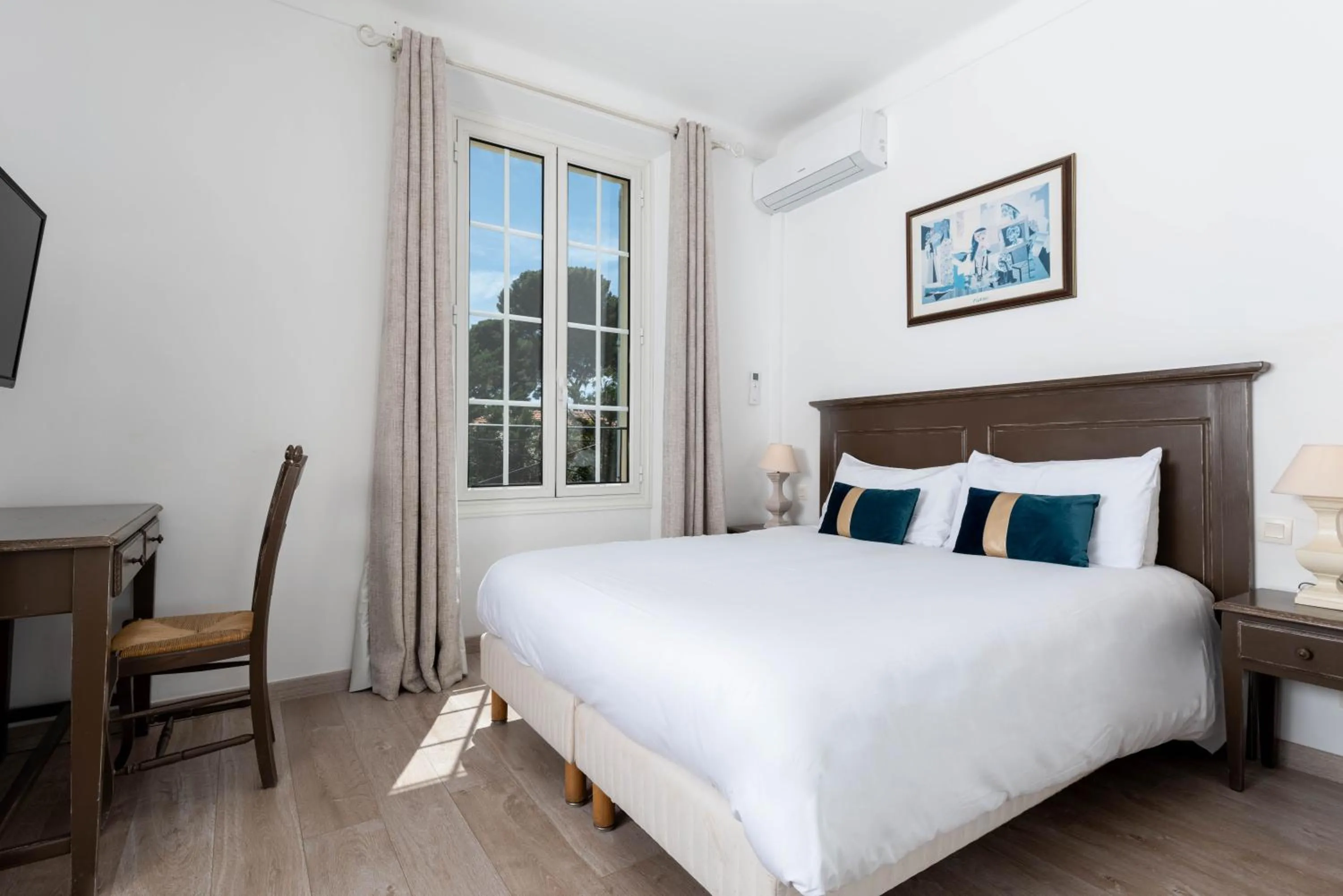 Bedroom, Bed in Hôtel Beau Site - Cap d'Antibes