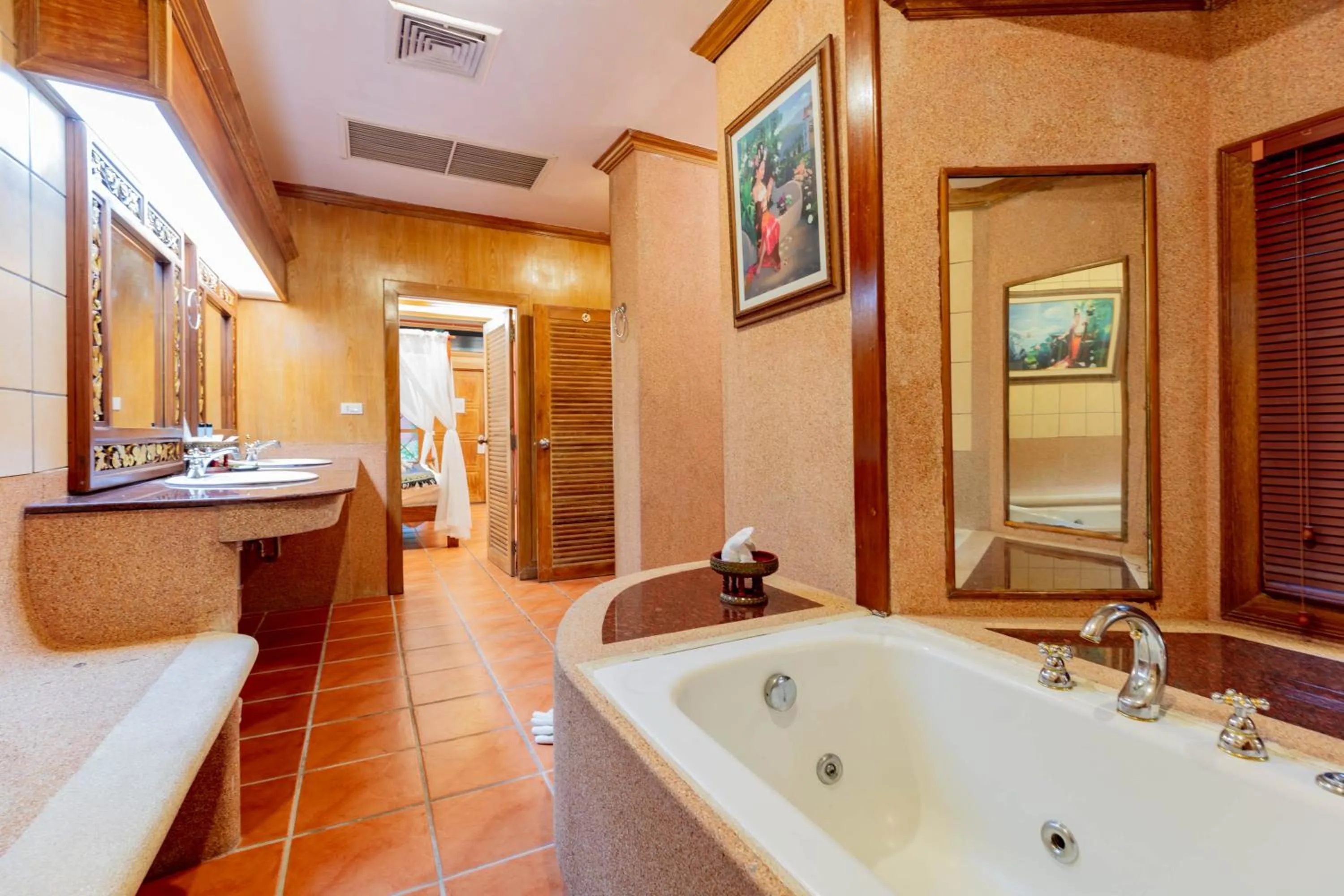 Bathroom in Royal Phawadee Village Patong - 2 Minutes walk to the beach