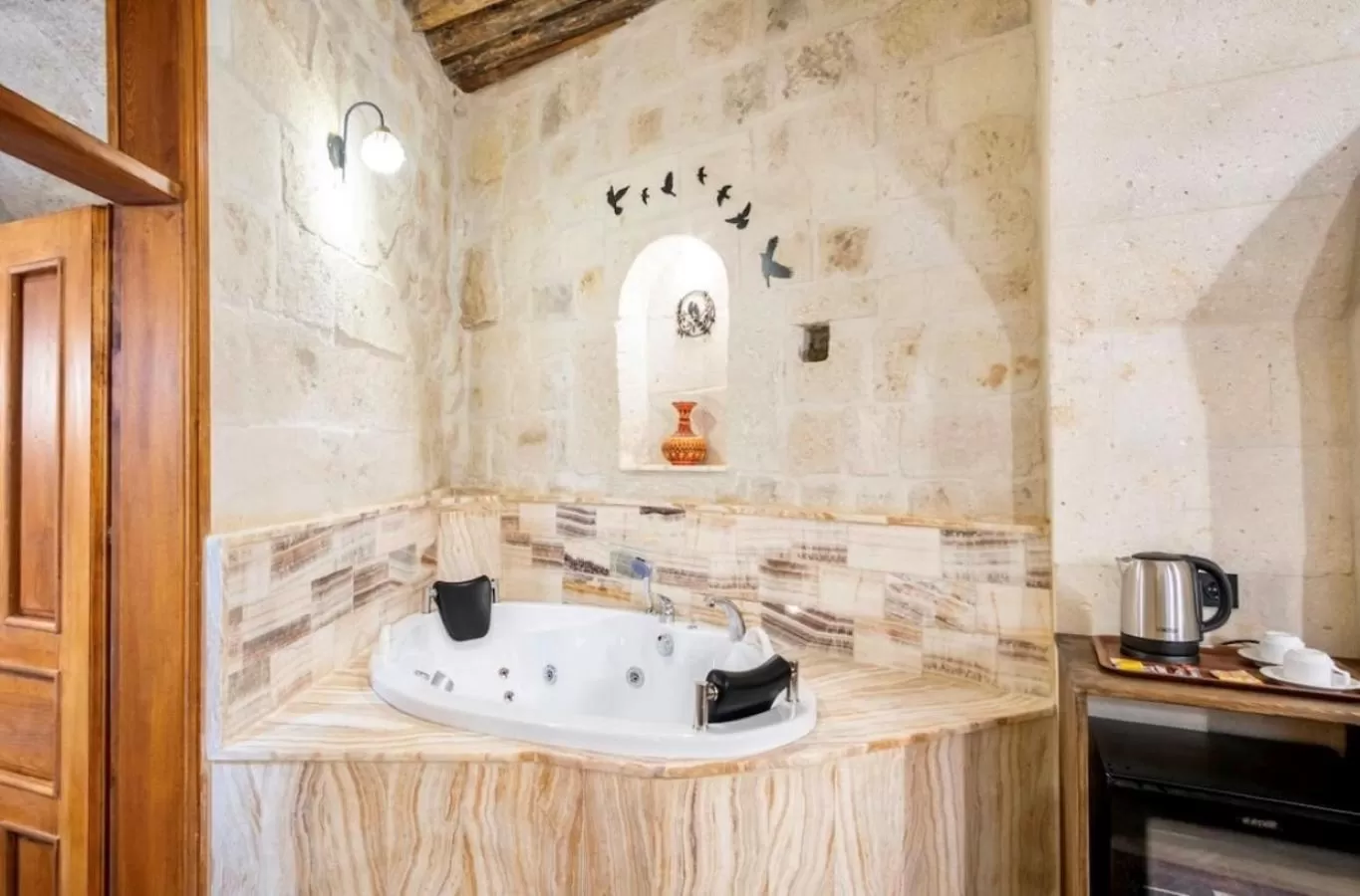 Hot Tub in Uzay Cave Suite Hotel