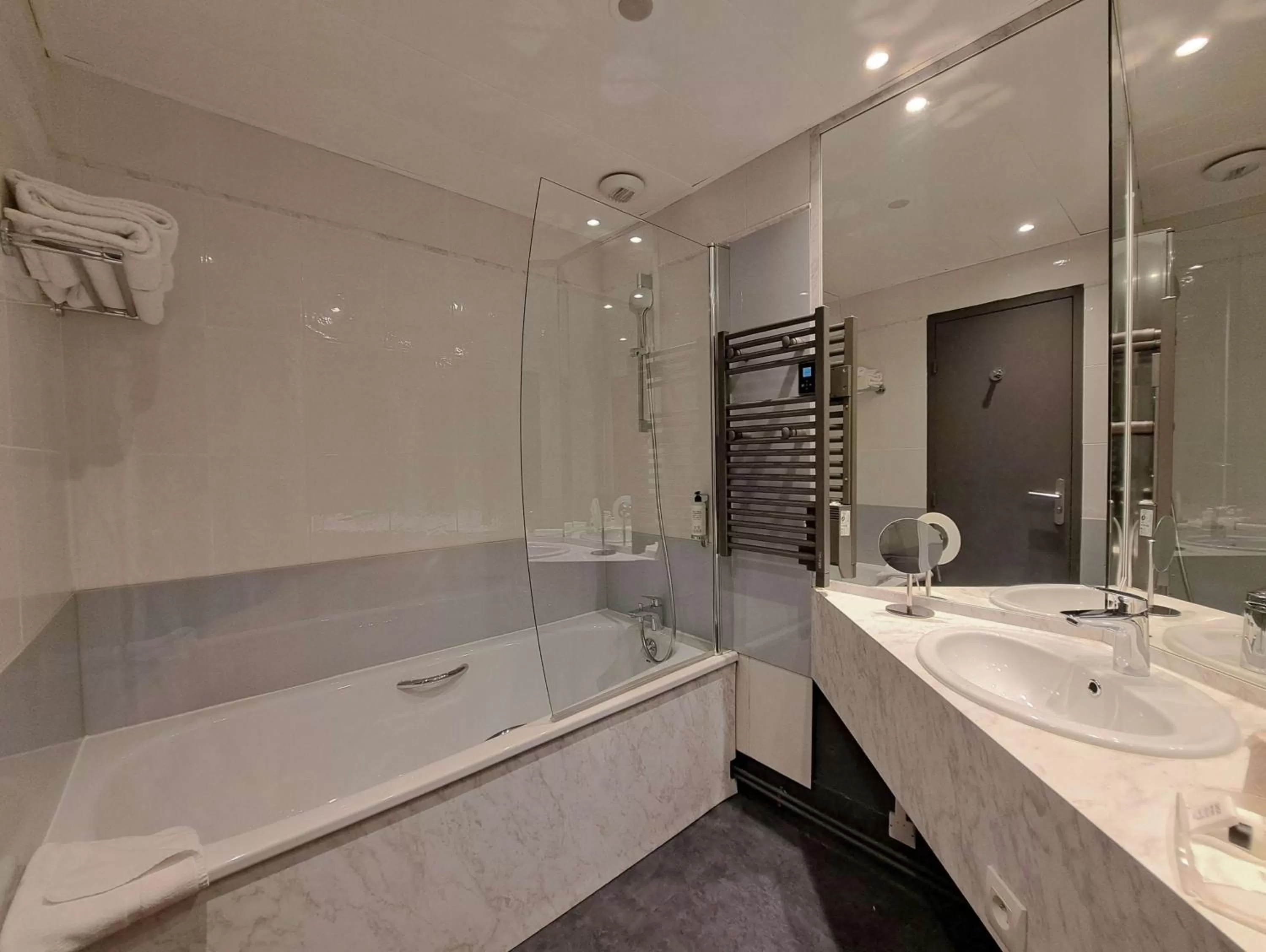 Bathroom in Best Western Crequi Lyon Part Dieu