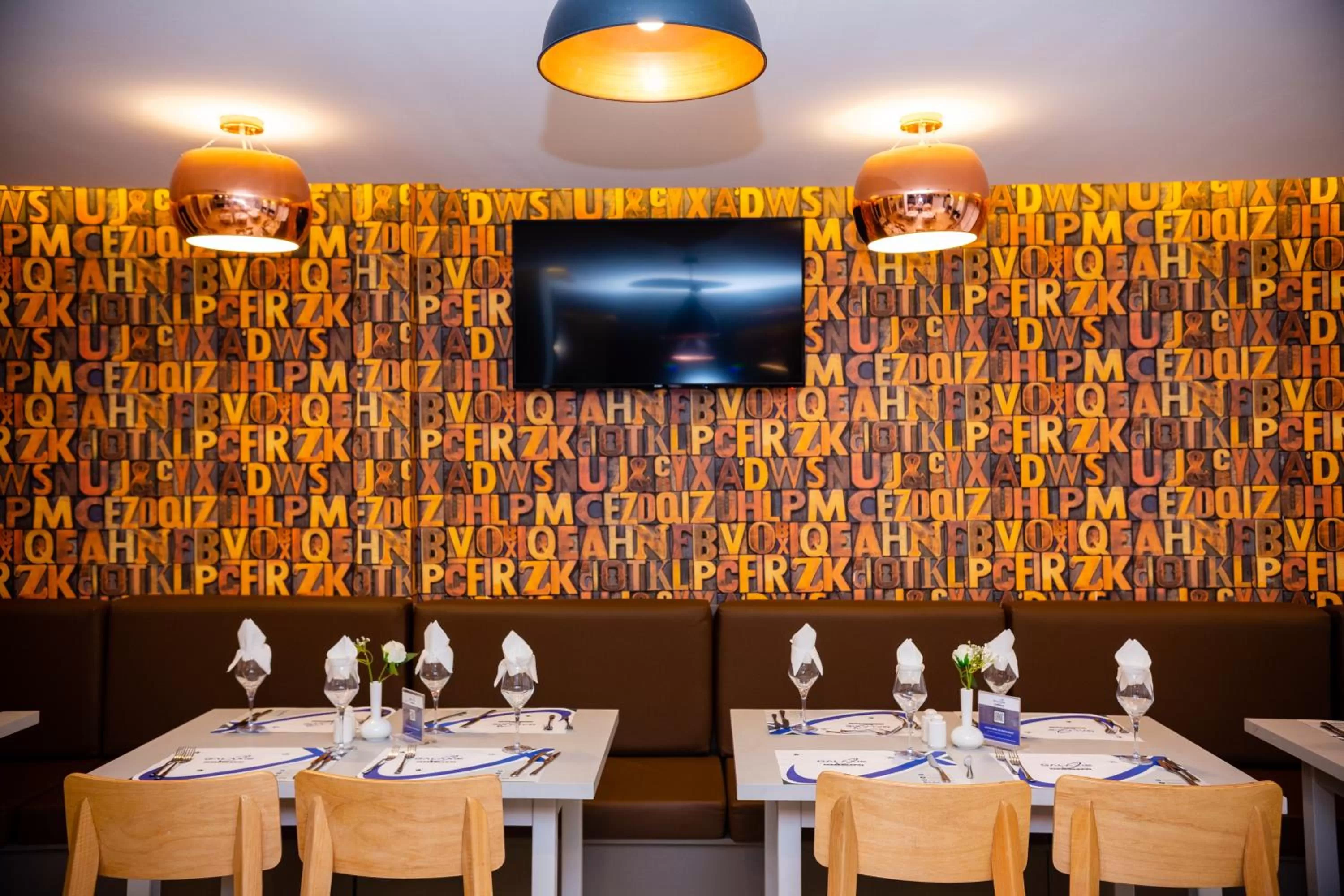 Restaurant/places to eat in Silver Moon Hotel