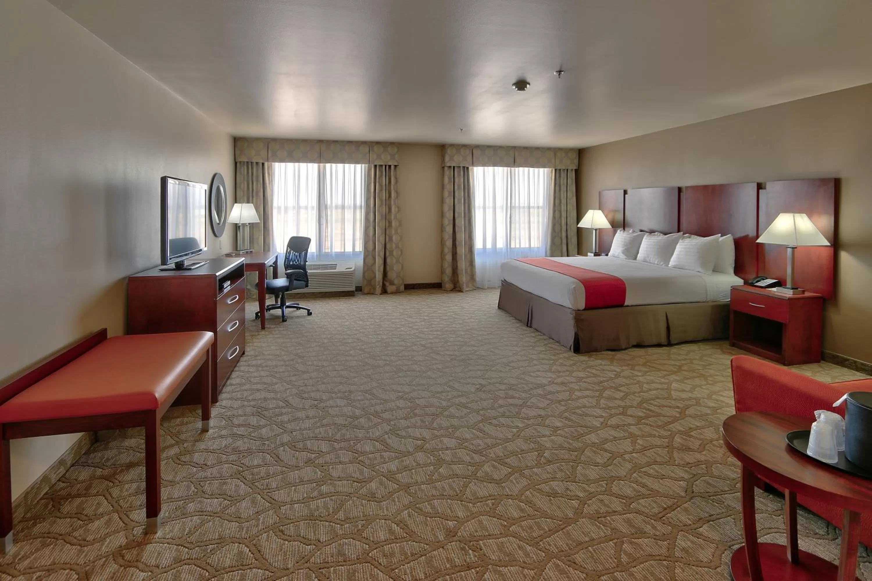 Photo of the whole room, Bed in Holiday Inn Roswell by IHG