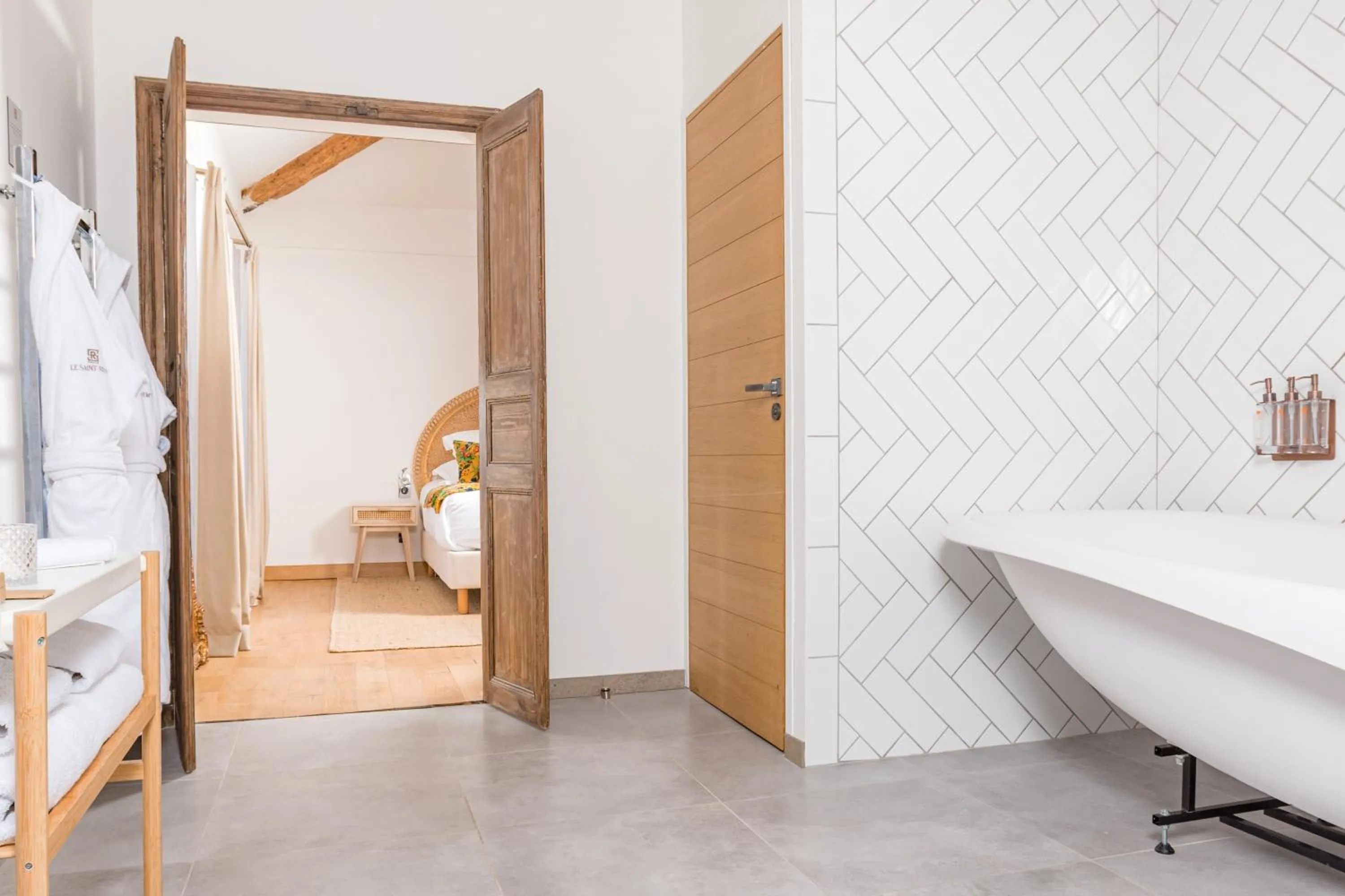 Bathroom, Bed in Hôtel Le Saint Remy & Spa