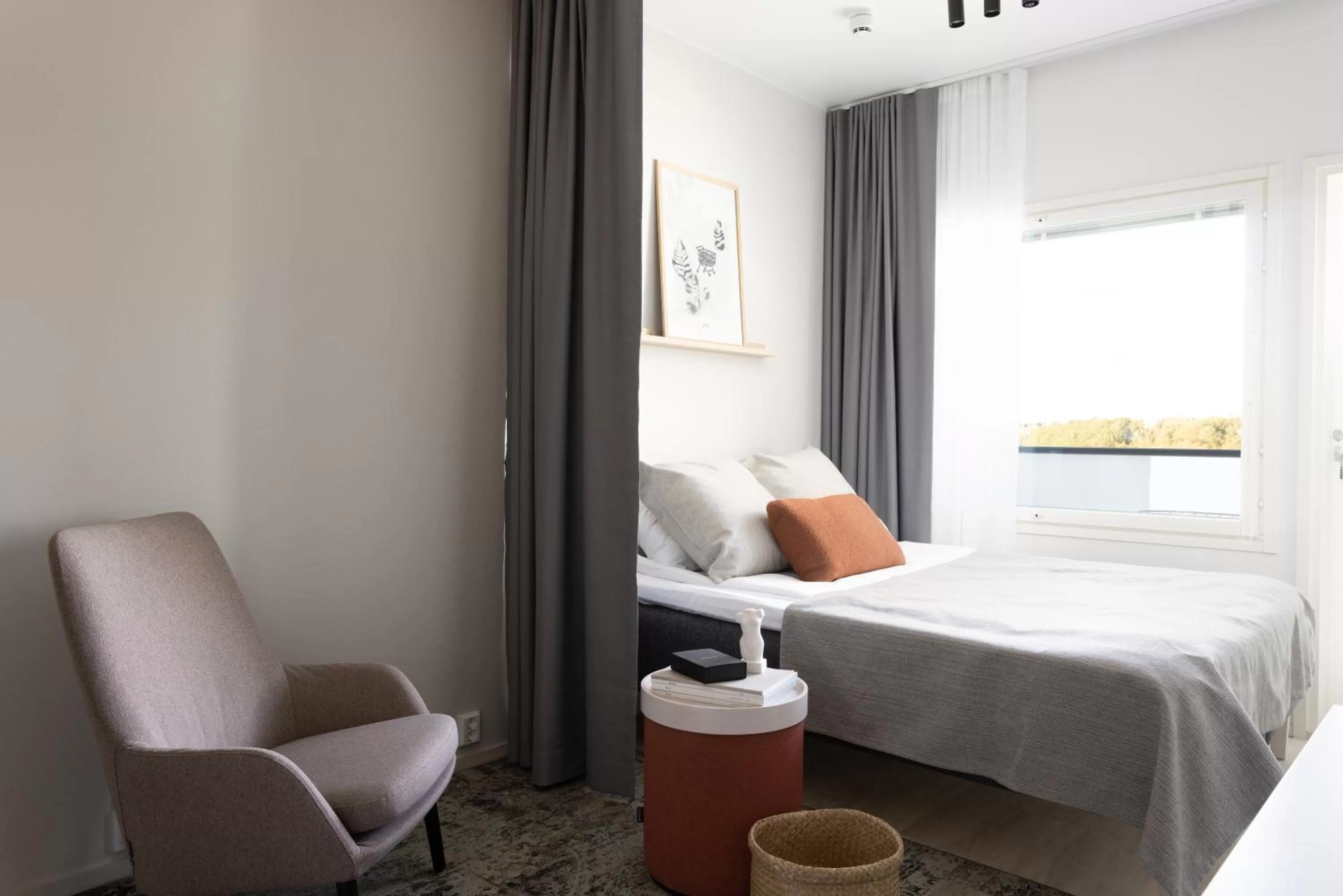 Photo of the whole room, Bed in Noli Myyrmäki