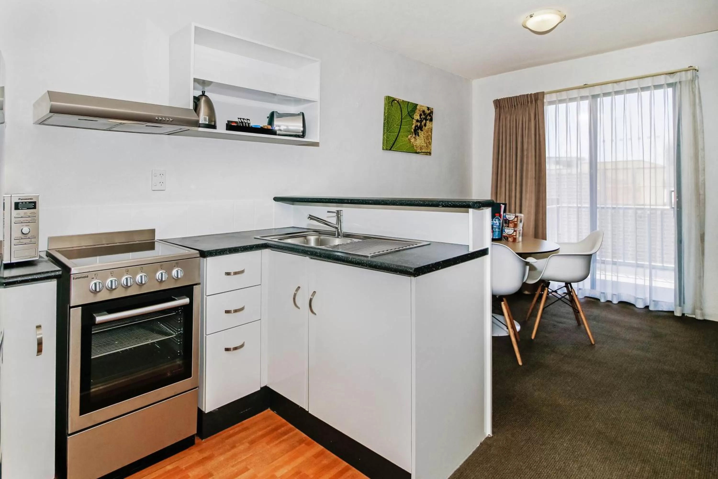 Kitchen or kitchenette in BreakFree Adelaide