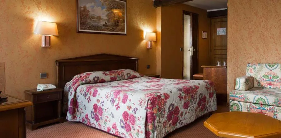 Bed in Hotel Meslay Republique