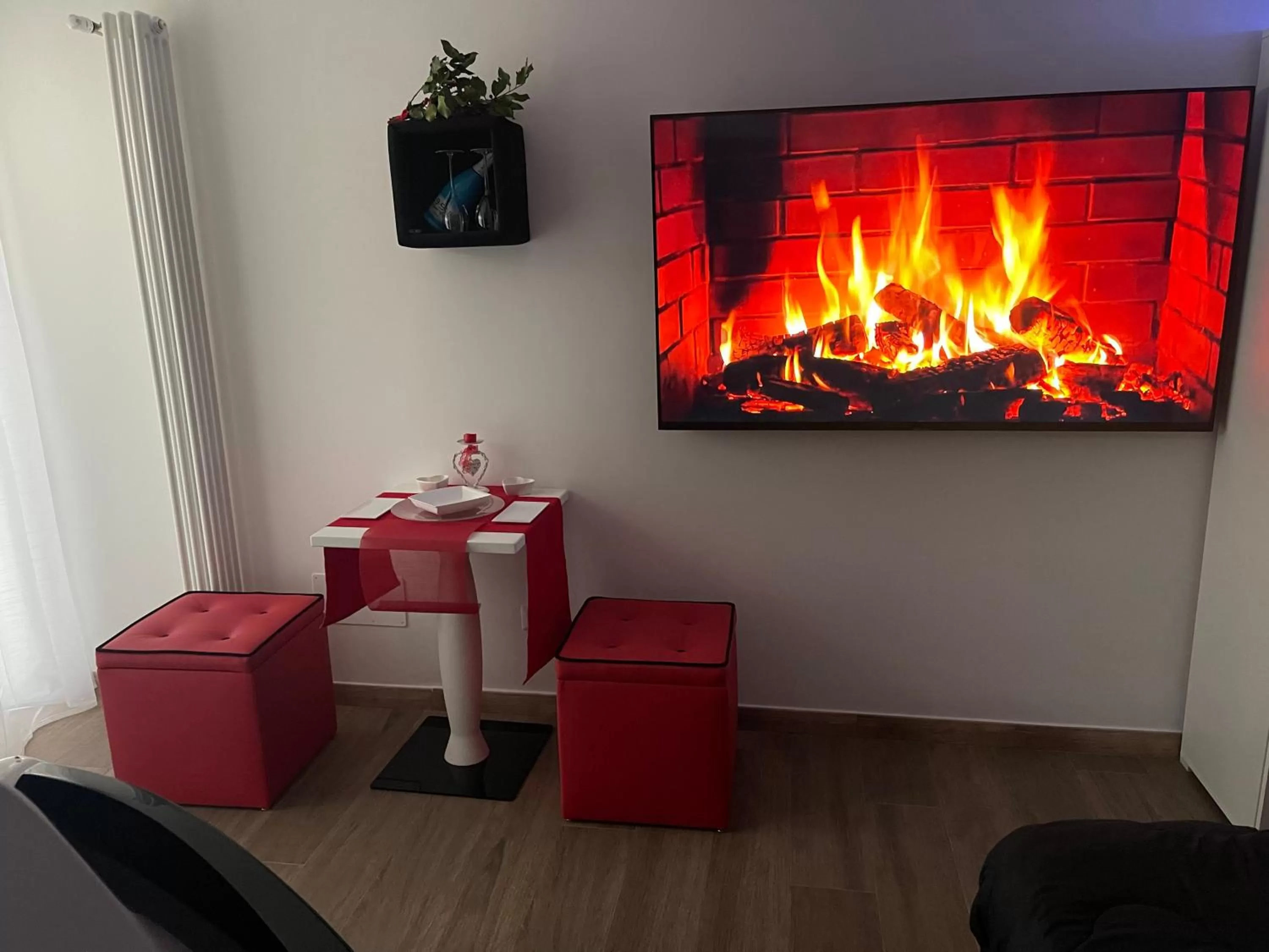 TV/Entertainment Center in Due Cuori Suite con vasca idromassaggi