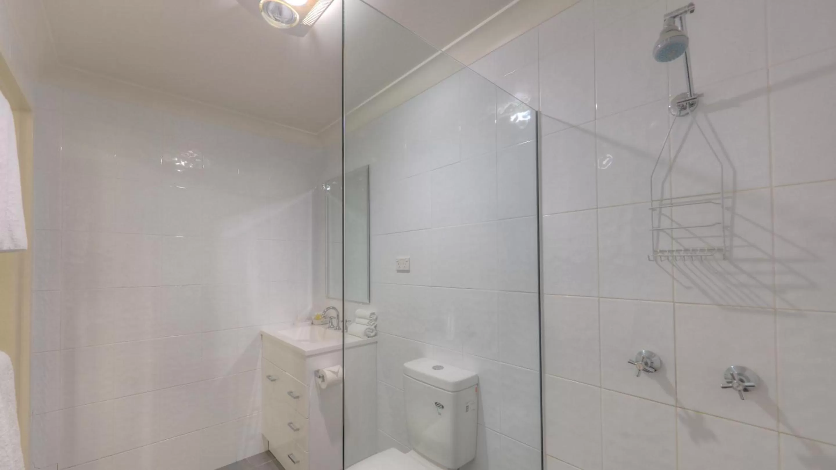 Bathroom in Heritage River Motor Inn