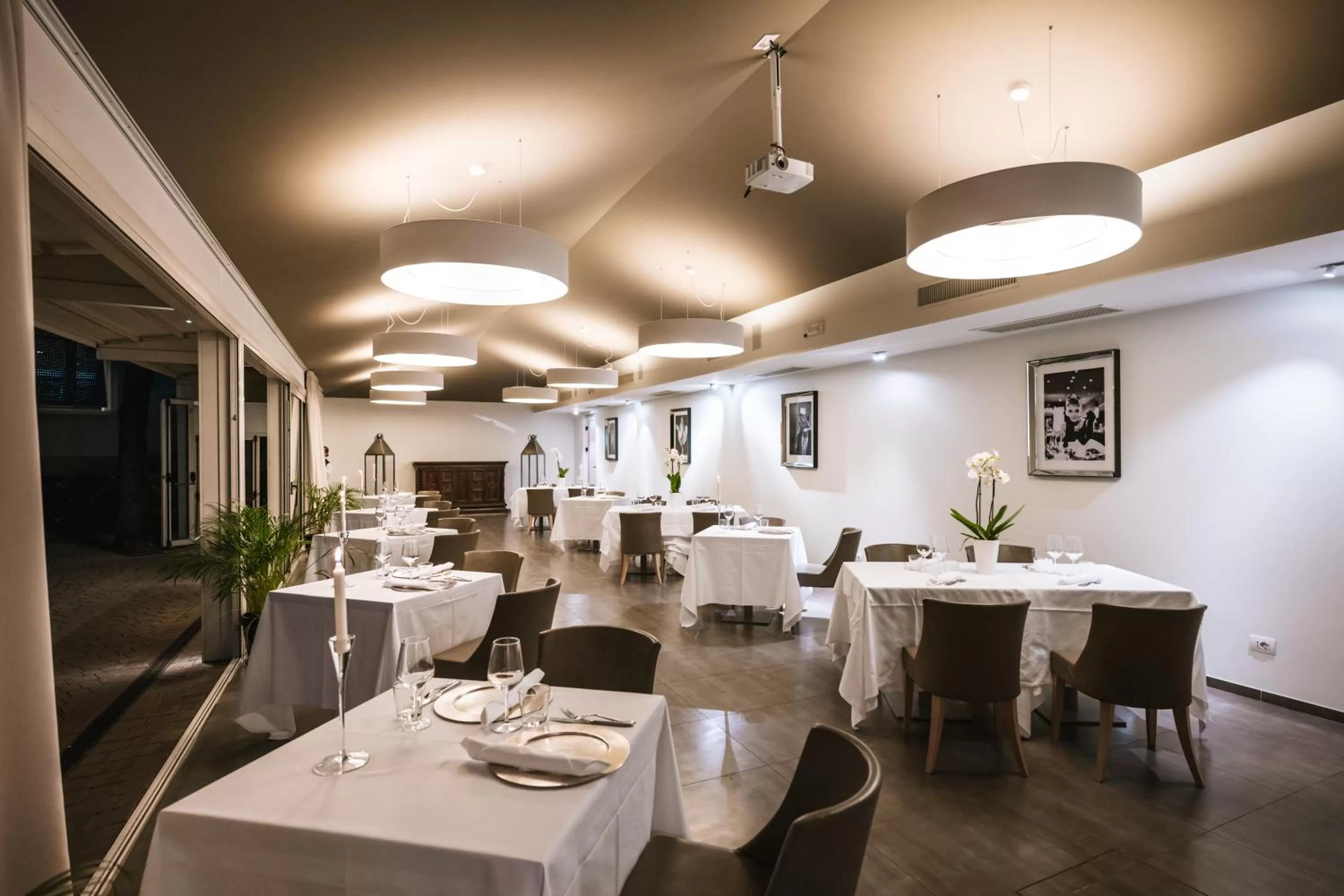 Restaurant/places to eat in Hotel De La Ville