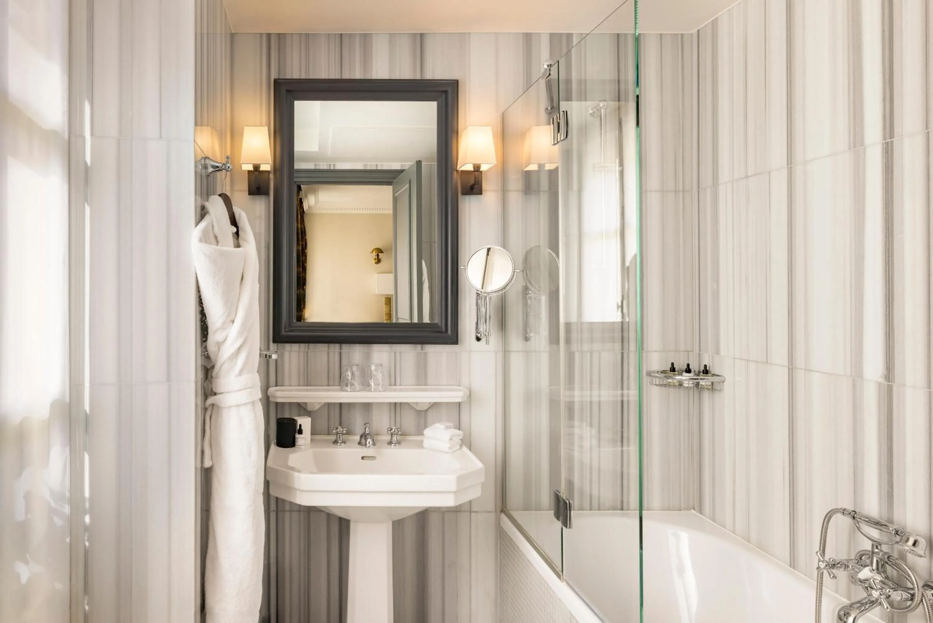 Bathroom in Pavillon Faubourg Saint-Germain & Spa