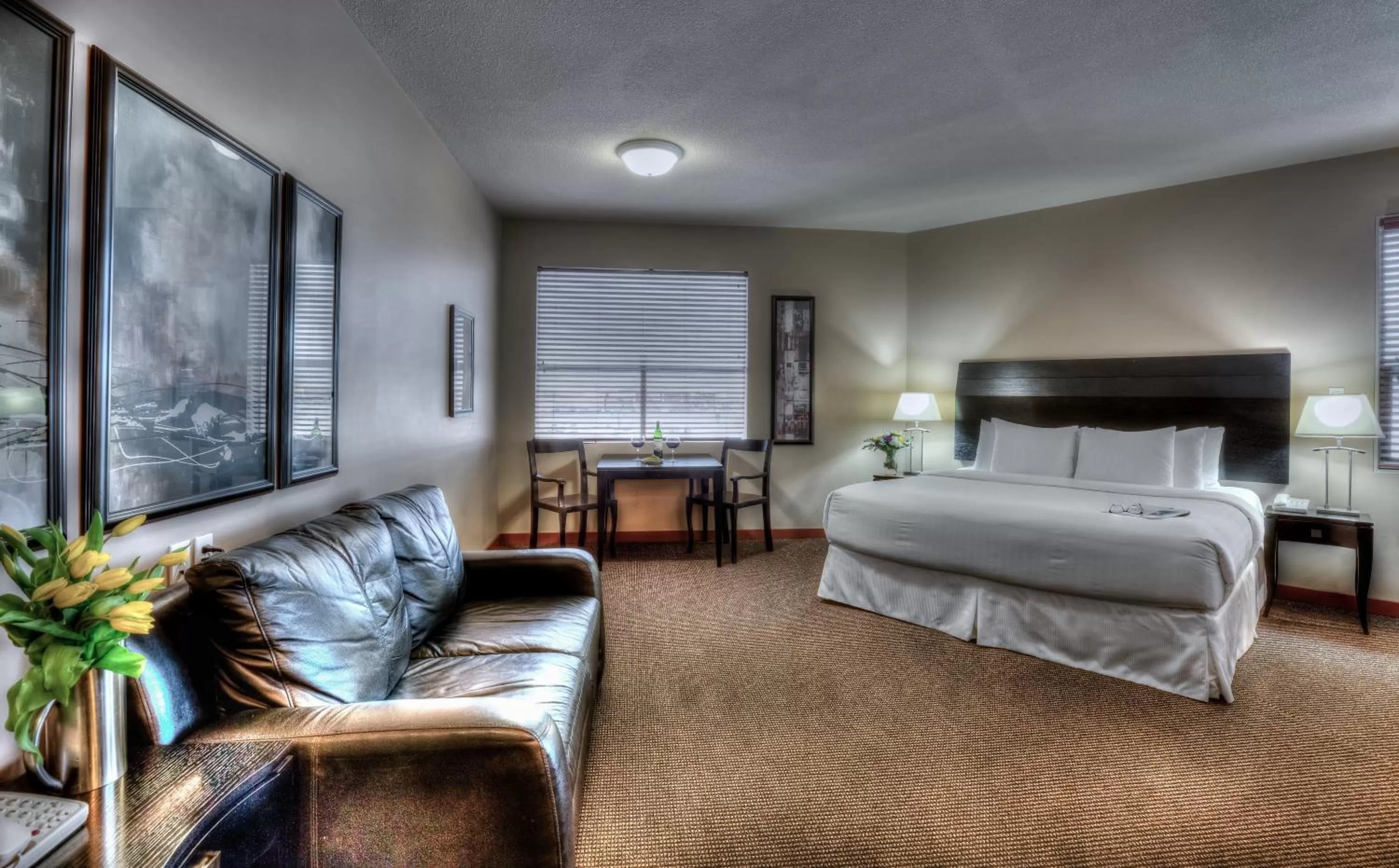 Seating area, Bed in Podollan Inn & Spa - Grande Prairie