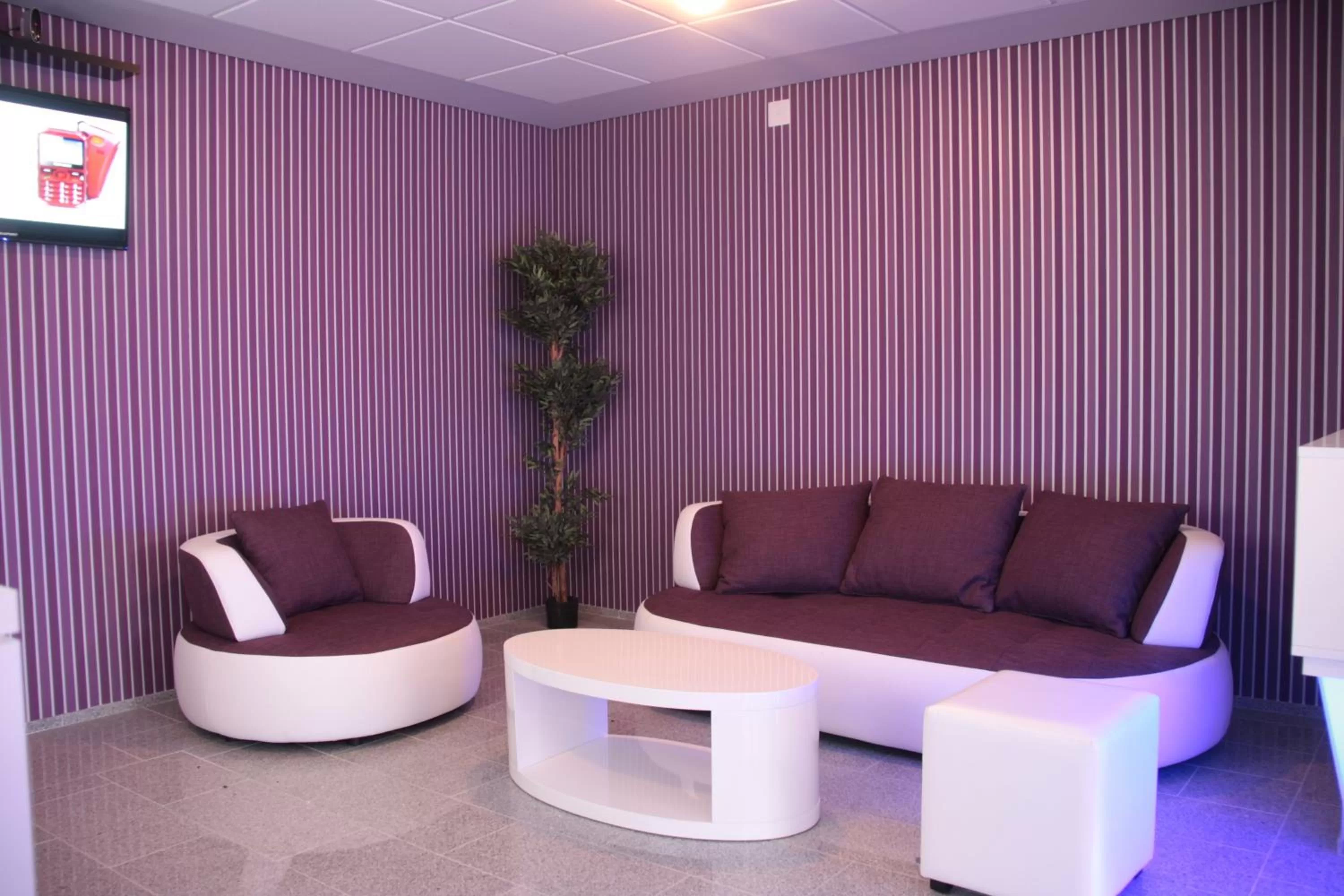 Communal lounge/ TV room in Apartmani i Bungalovi TROJKA