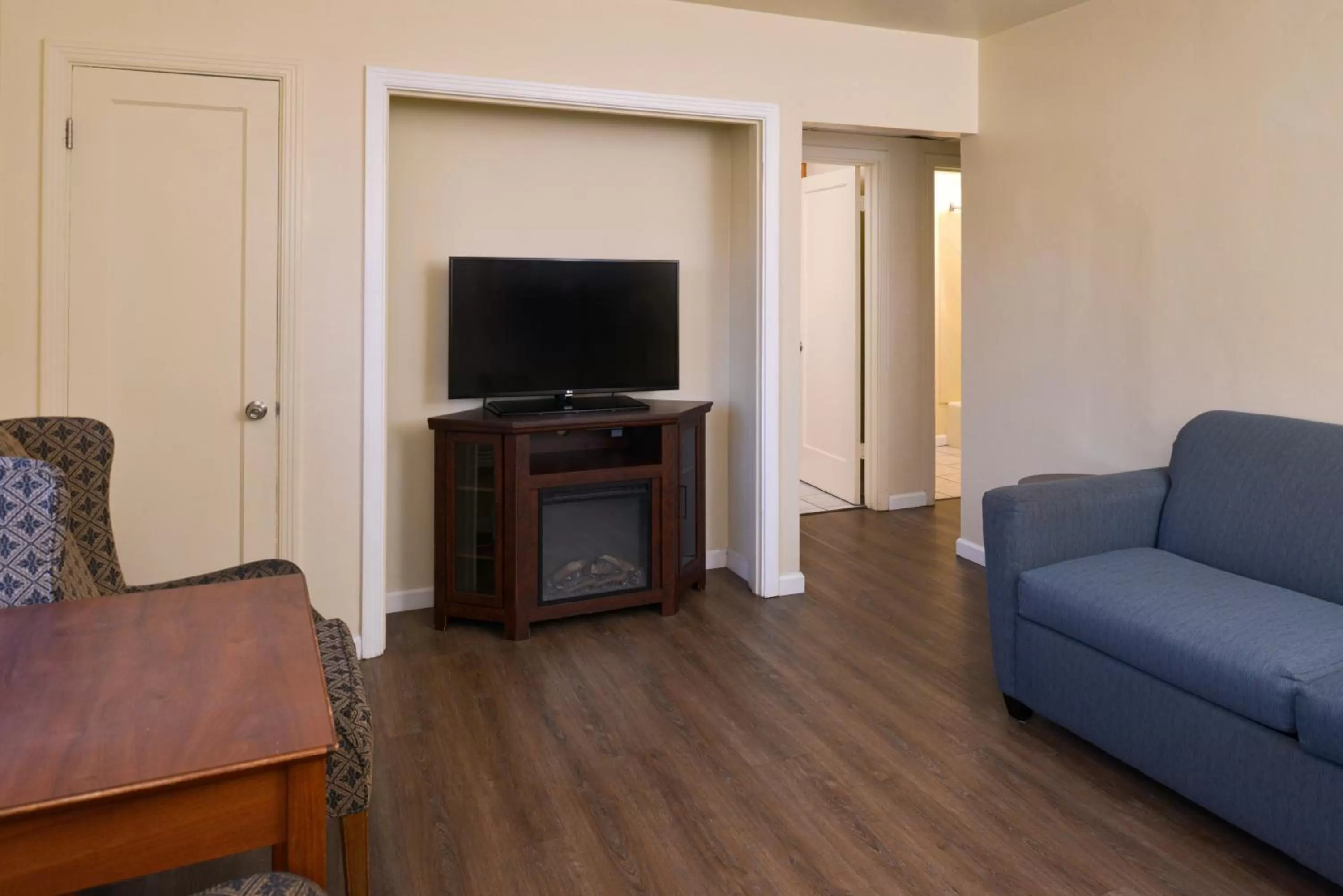 Communal lounge/ TV room in Edgewater Inn and Suites