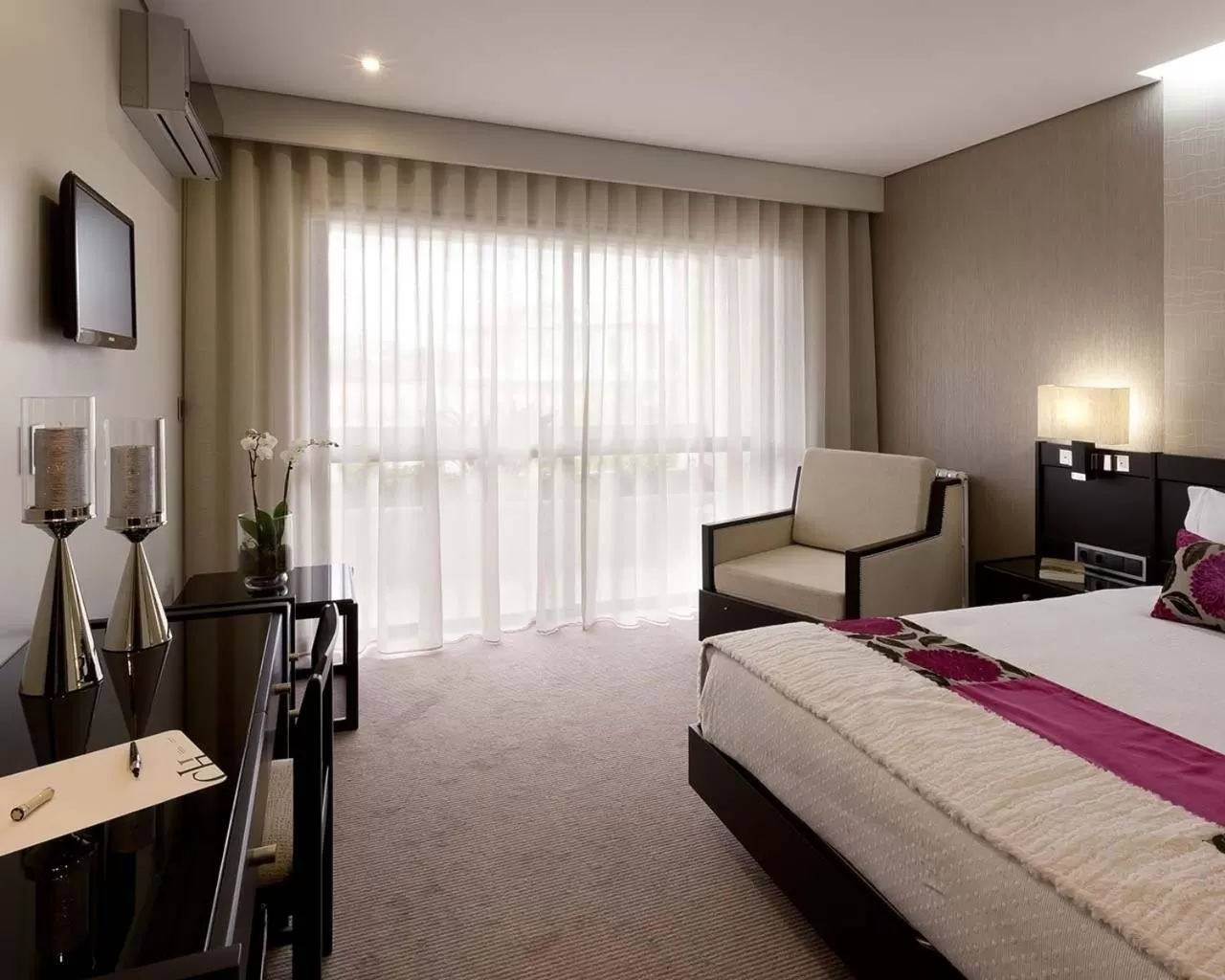 Bedroom in Cardal Hotel