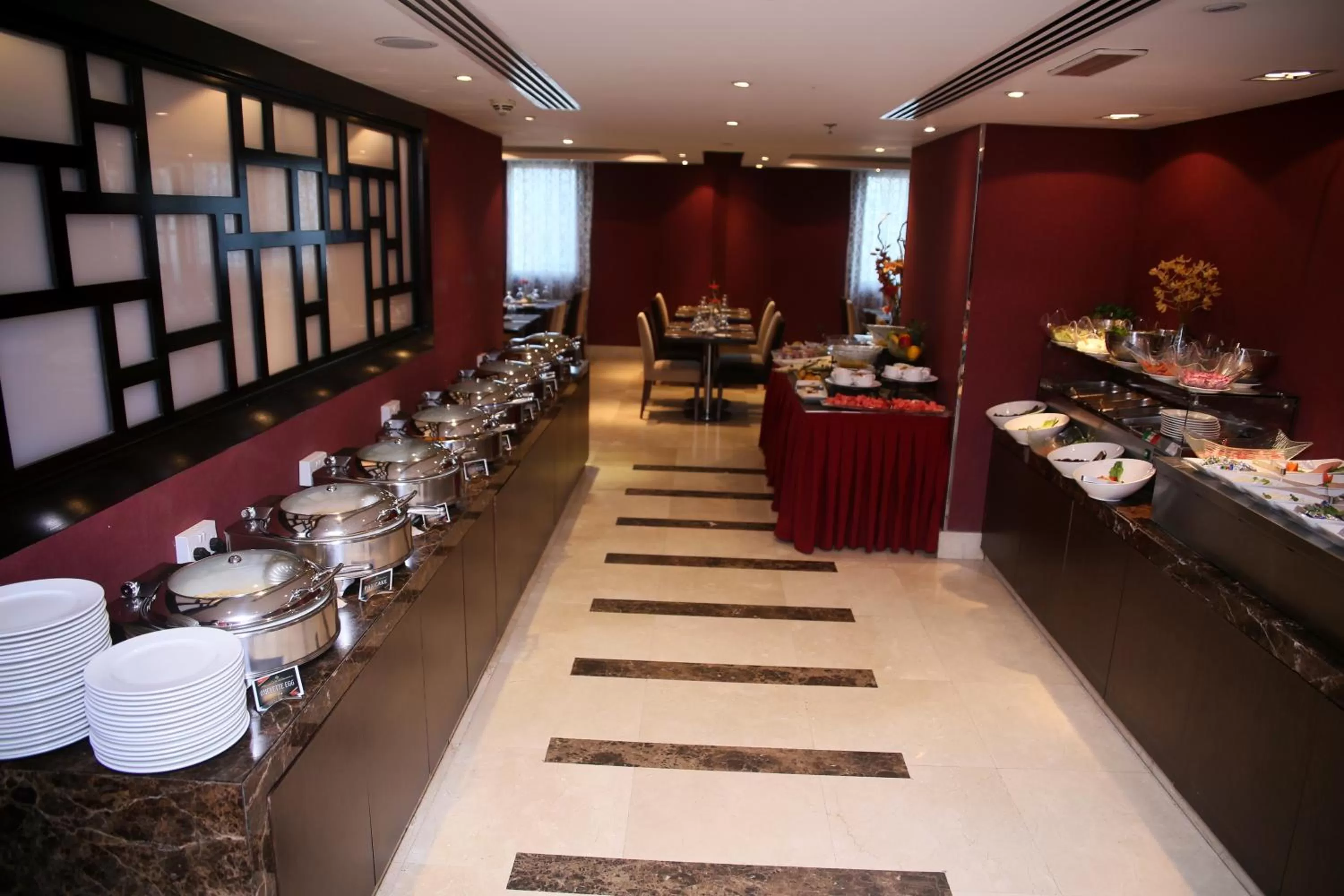 Restaurant/places to eat in Al Hamra Hotel