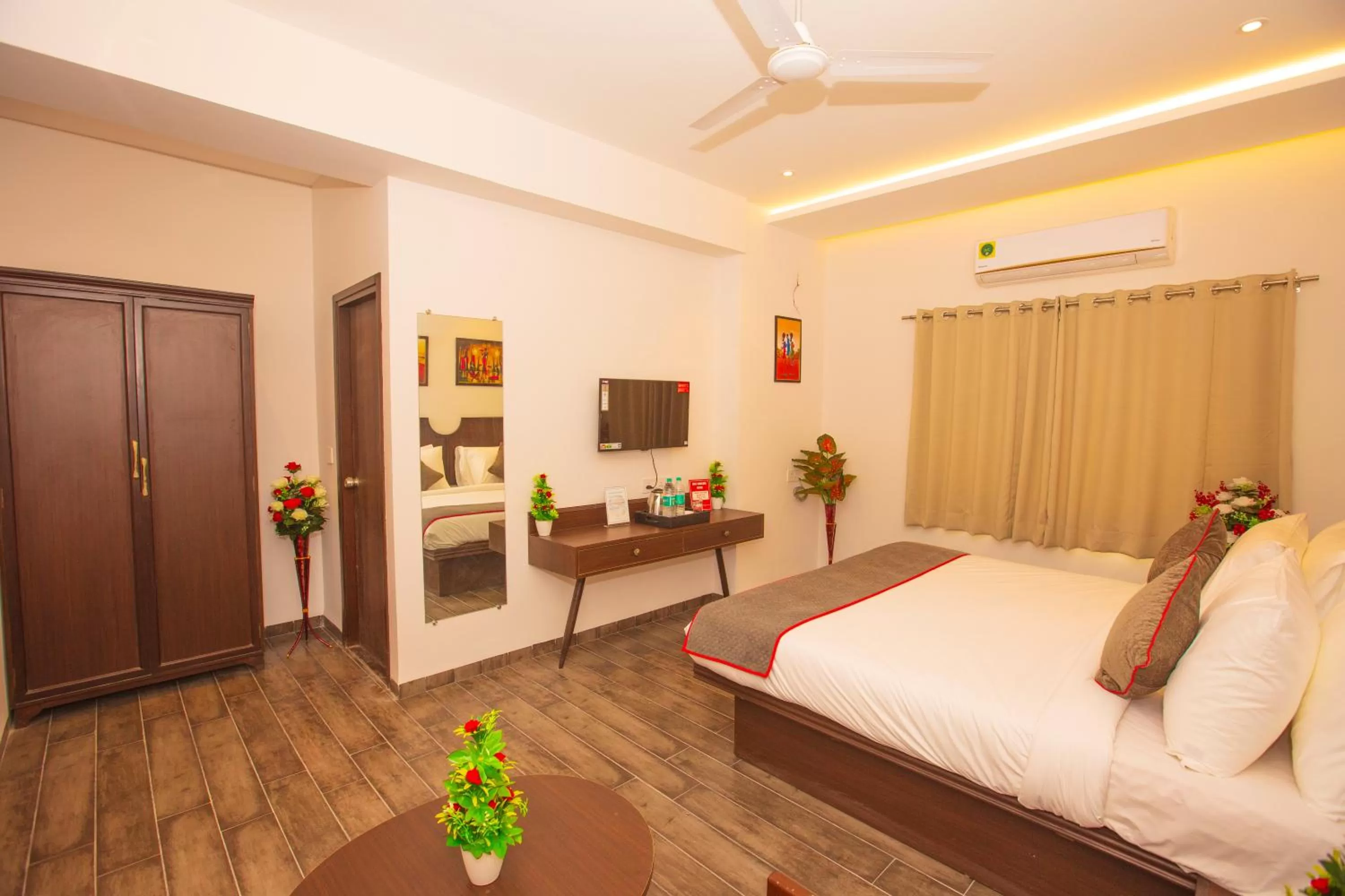 Deluxe Double Room - single occupancy in Super Townhouse Central Bazar Road Ramdaspeth