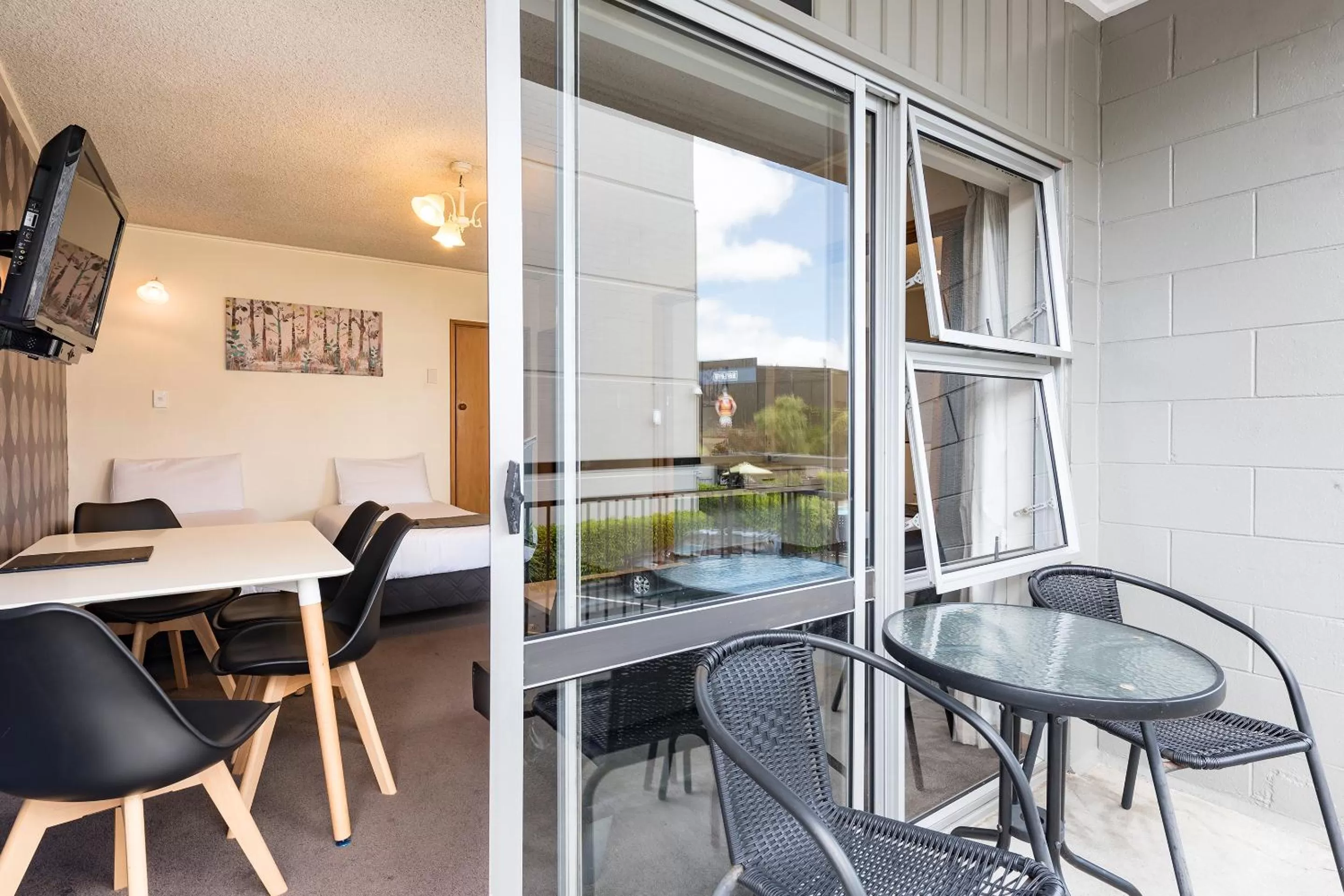 TV and multimedia in Heartland Ambassador Hotel Hamilton