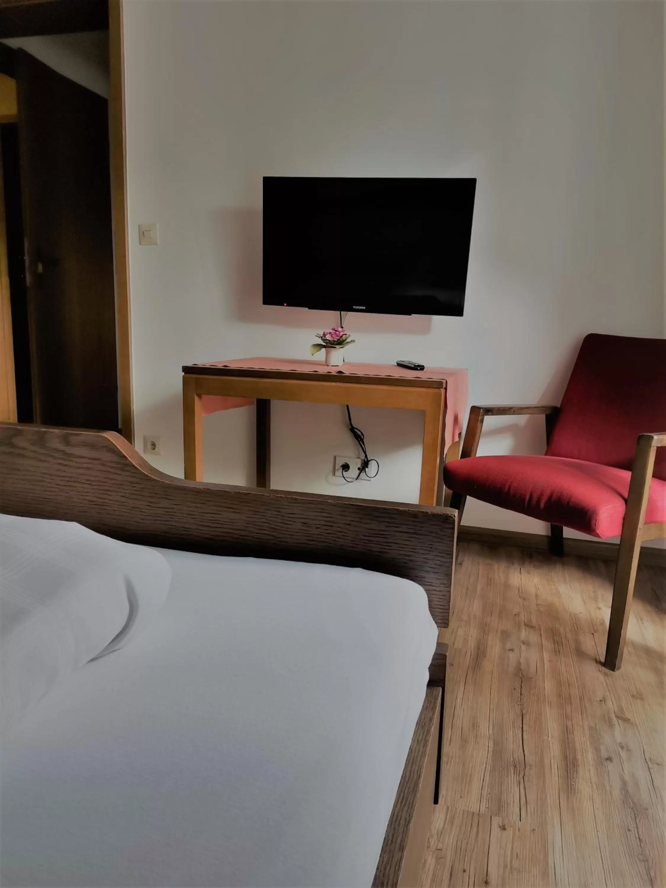 Bed in Hotel Grüner Baum - Melissone Italian Restaurant