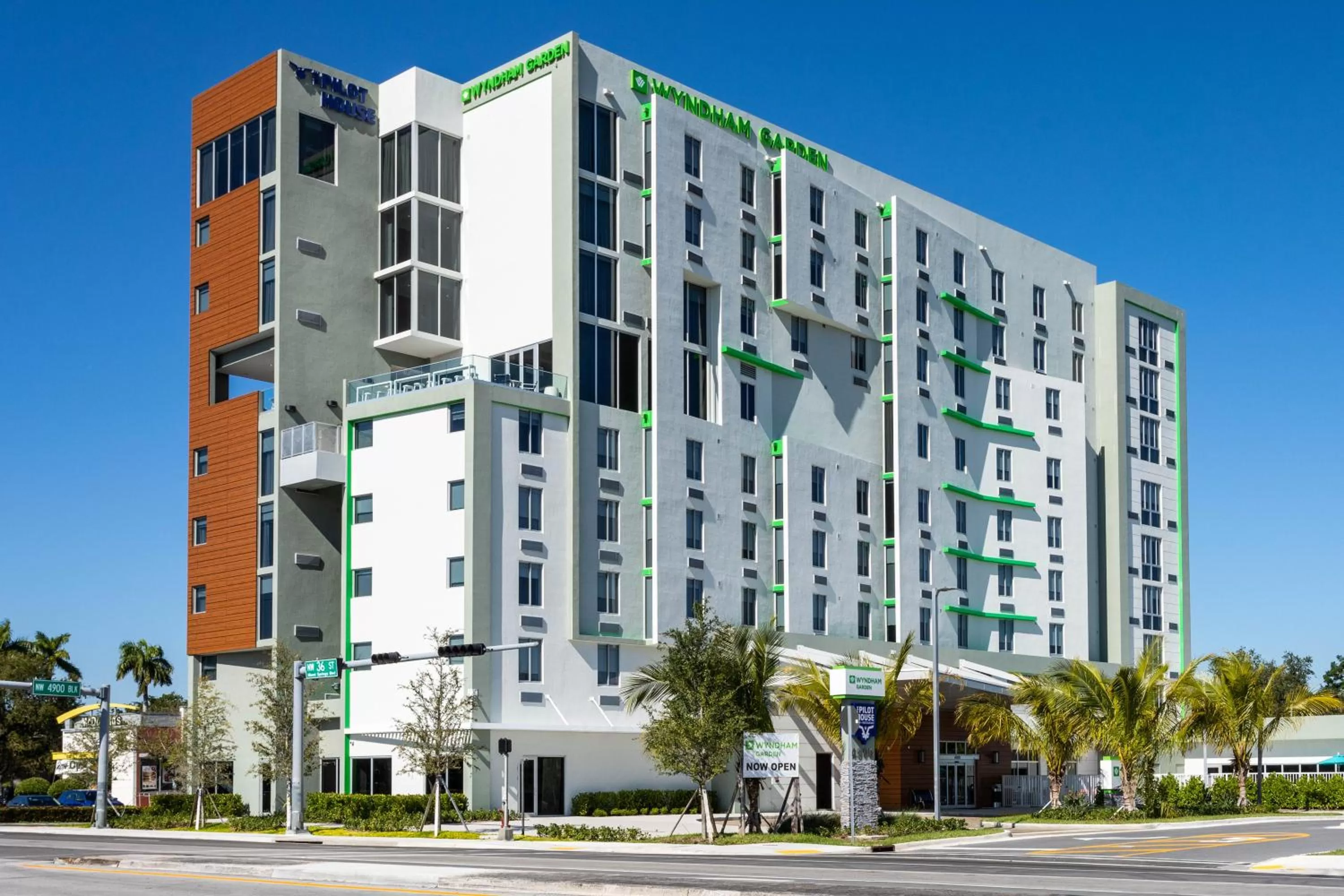 Property building in Wyndham Garden Miami International Airport