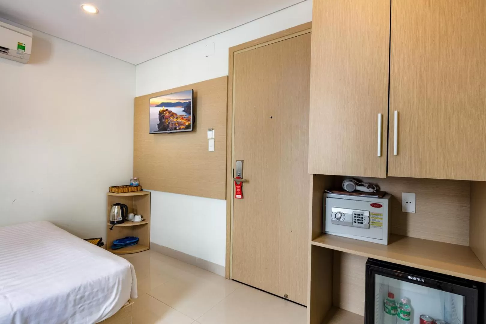 hair dresser, TV/Entertainment Center in Love Hotel