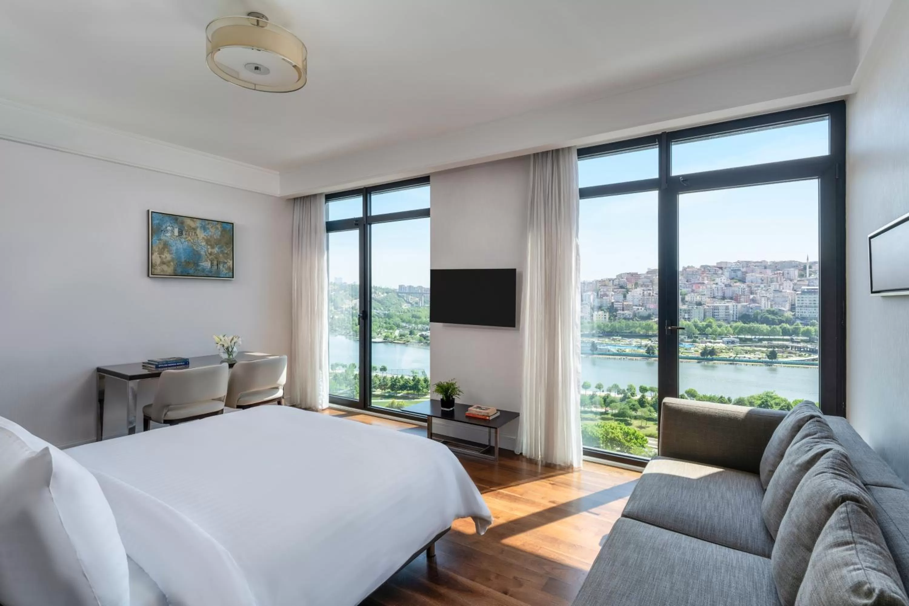 Photo of the whole room, Bed in Mövenpick Istanbul Hotel Golden Horn