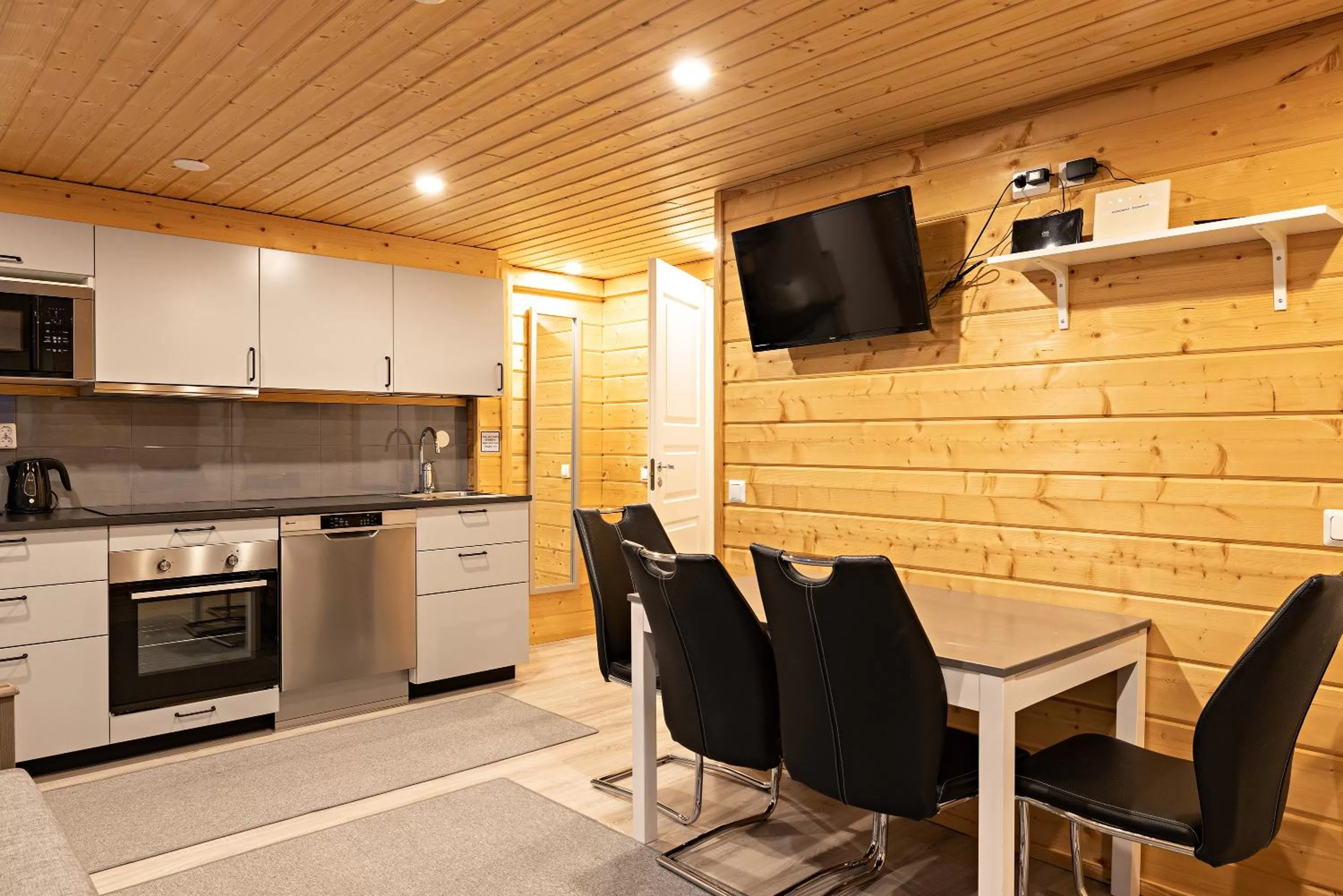 Kitchen/Kitchenette in Arctic River Resort