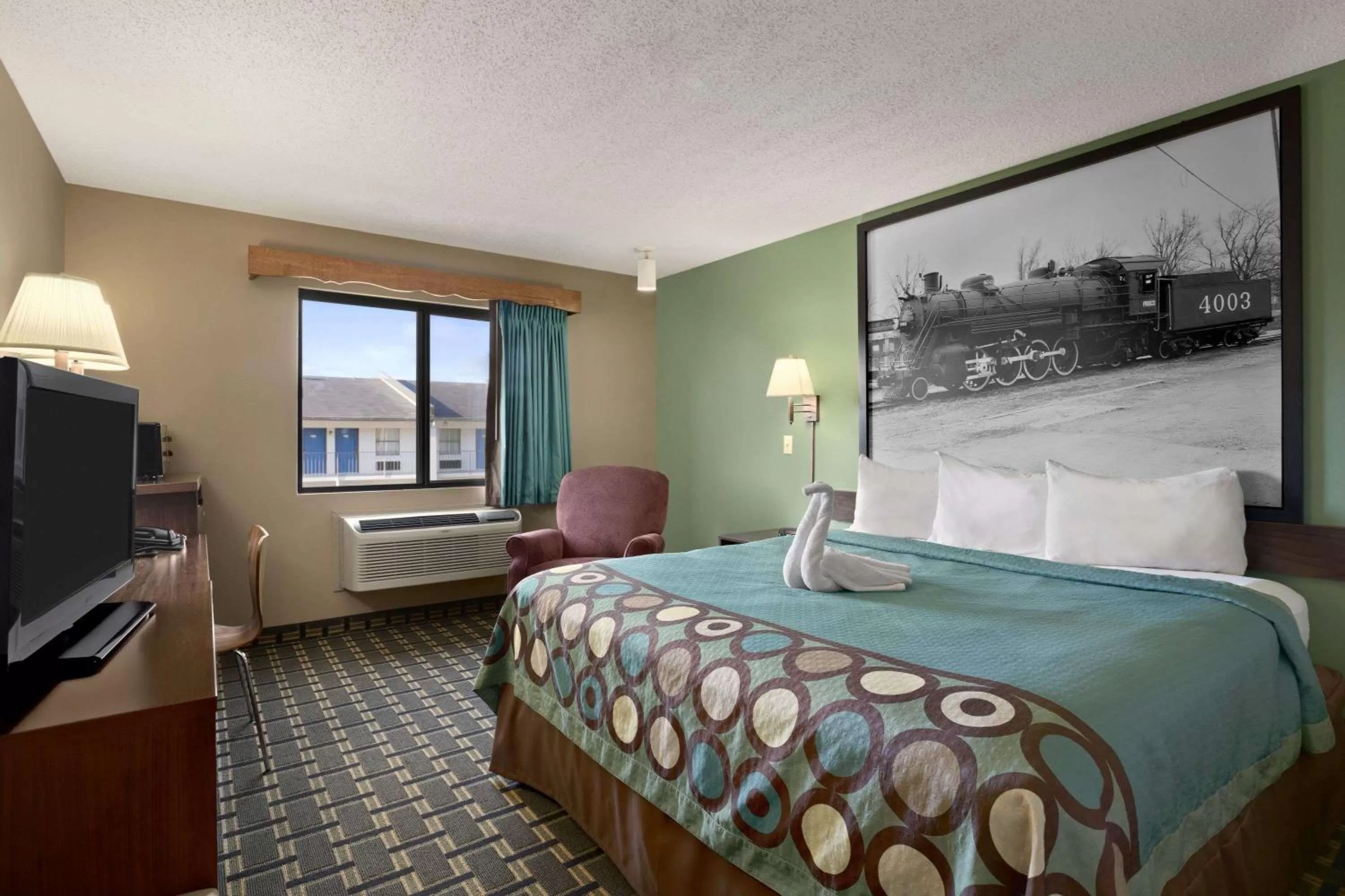 Photo of the whole room, Bed in Super 8 by Wyndham Russellville