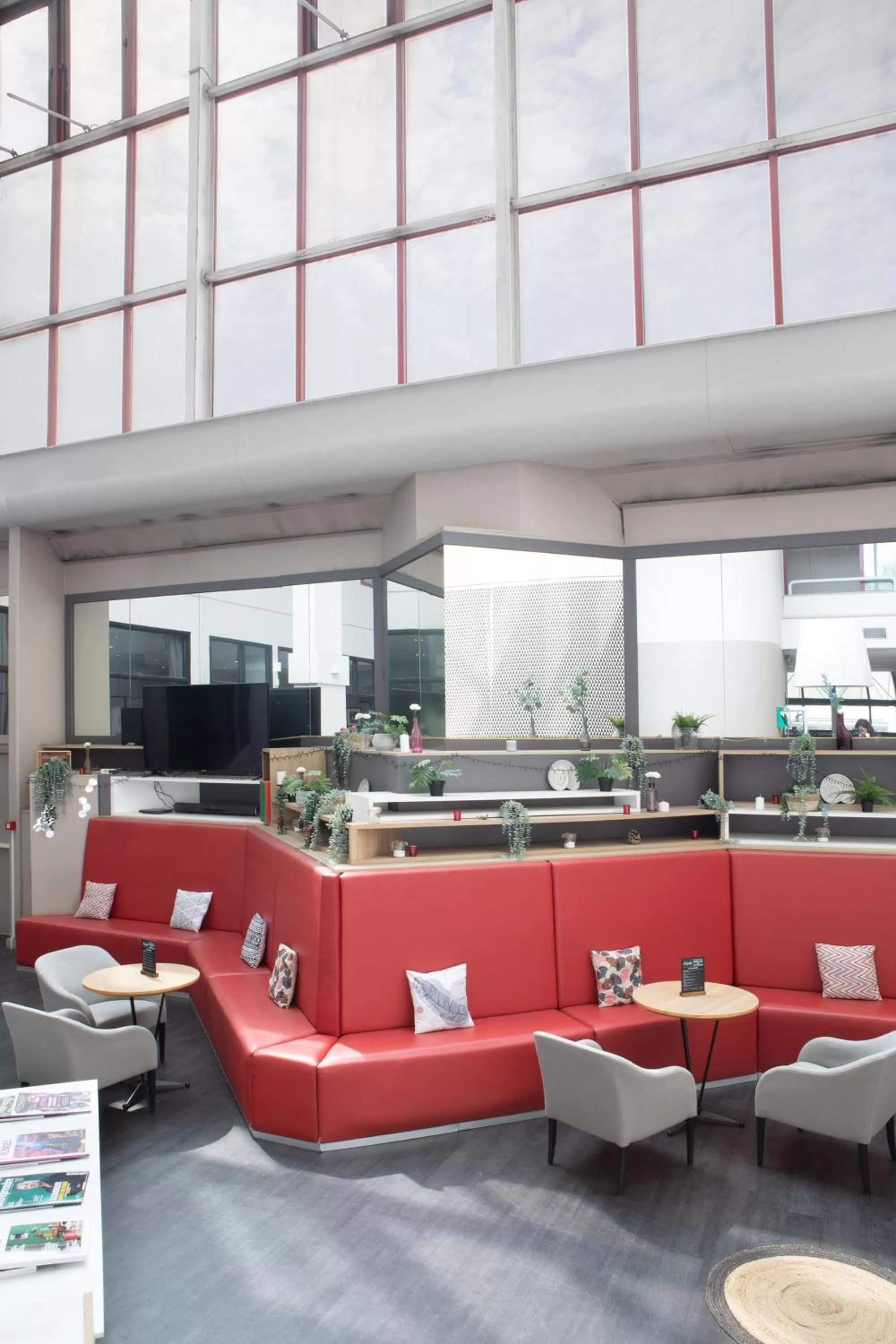 Seating area in Kyriad Paris Est - Bois de Vincennes