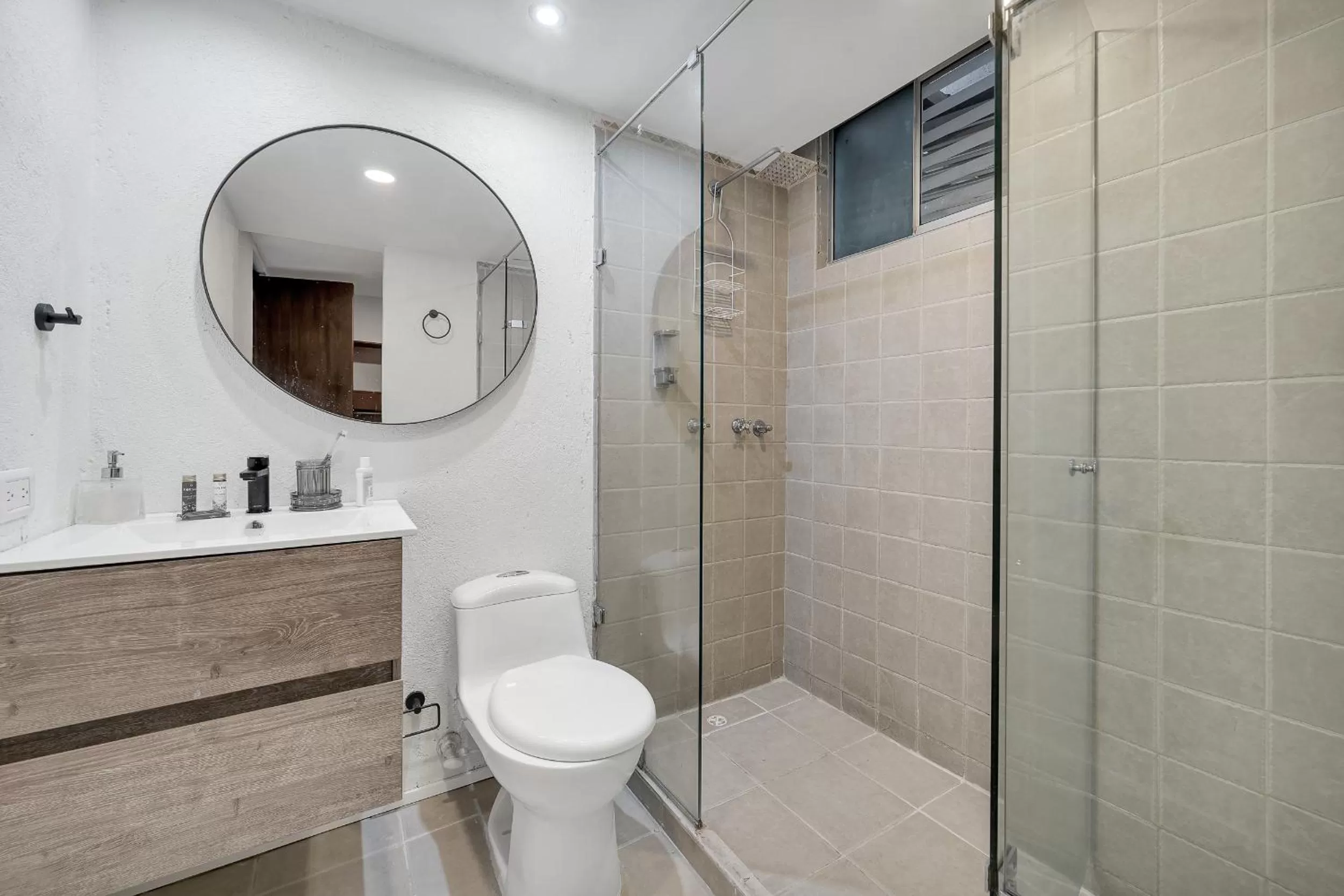 Bathroom in Apartamentos Poblado Alejandría by HOUSY HOST